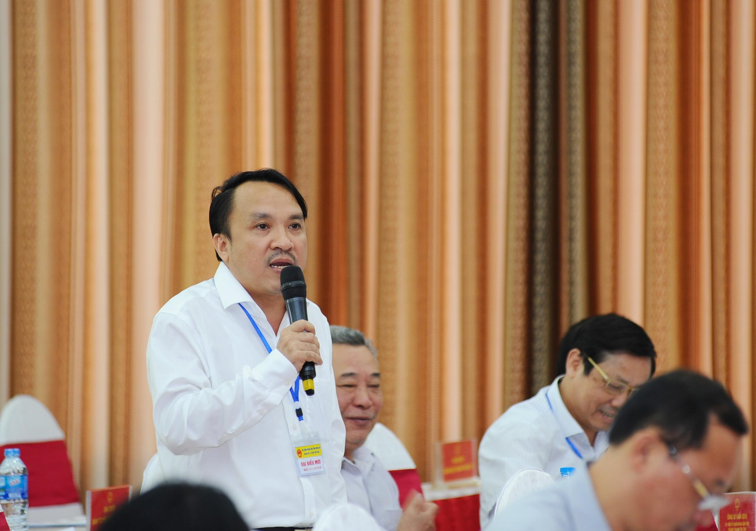 Lãnh đạo Sở Y tế trao đổi về vấn đề chất lượng nước sinh hoạt tại kỳ họp thứ chín, HĐND tỉnh XVII. Ảnh: Đào Tuấn.