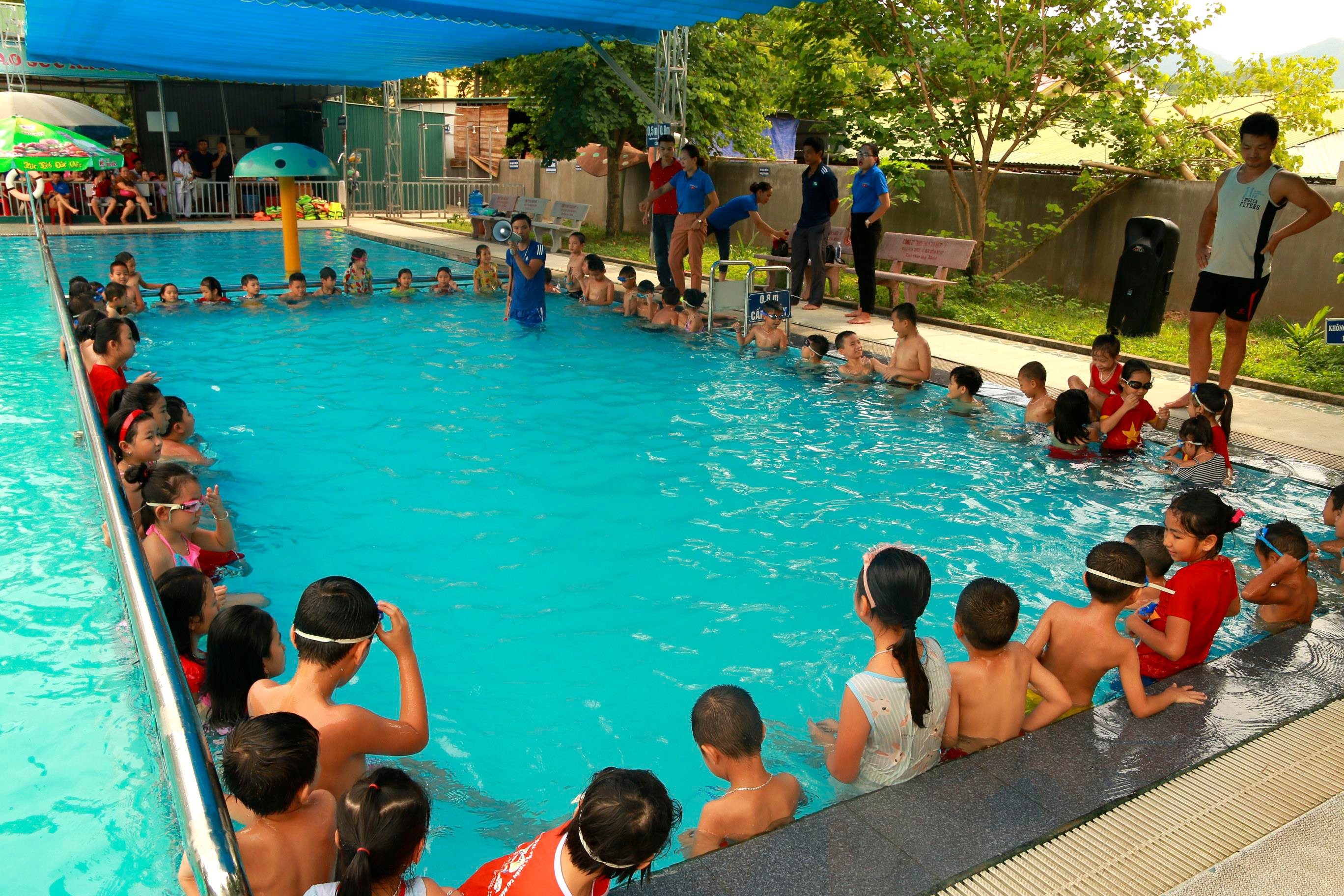 Hơn 200 trẻ em tại thị trấn Hòa Binh và các địa bàn lân cận của huyện Tương Dương được dạy bơi miễn phí. Ảnh: Đình Tuân.
