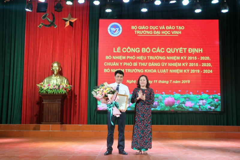 Đồng chí Nguyễn Thị Thu Hường, Ủy viên Ban Thường vụ, Trưởng Ban Tuyên giáo Tỉnh ủy tặng hoa chúc mừng TS. Trần Bá Tiến