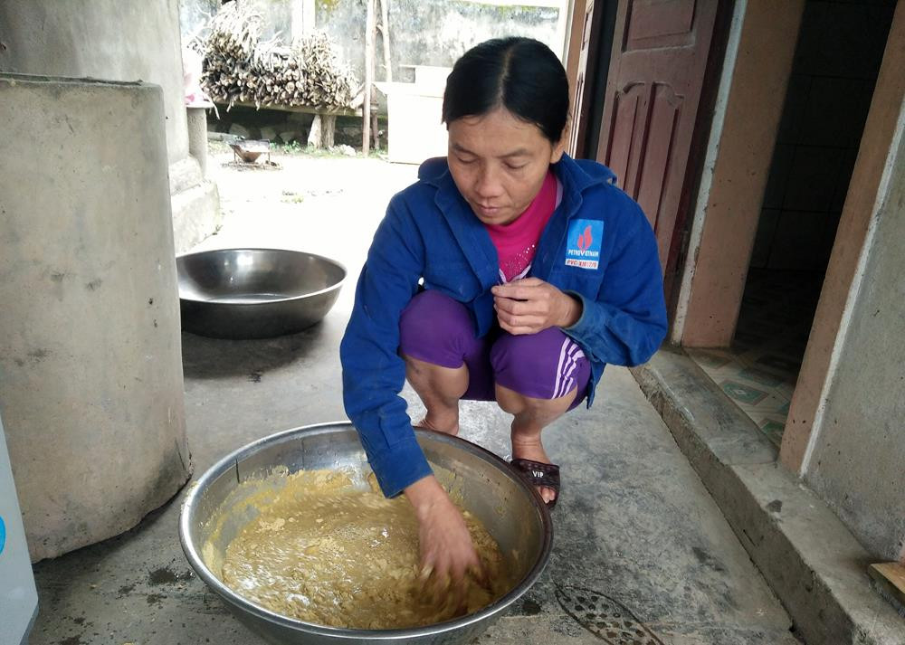 Hàng ngày cho bò ăn thêm cám ngô, gạo là giải pháp của nhiều hộ nông dân để đối phó với tình hình khô hạn. Ảnh: Thái Hiền