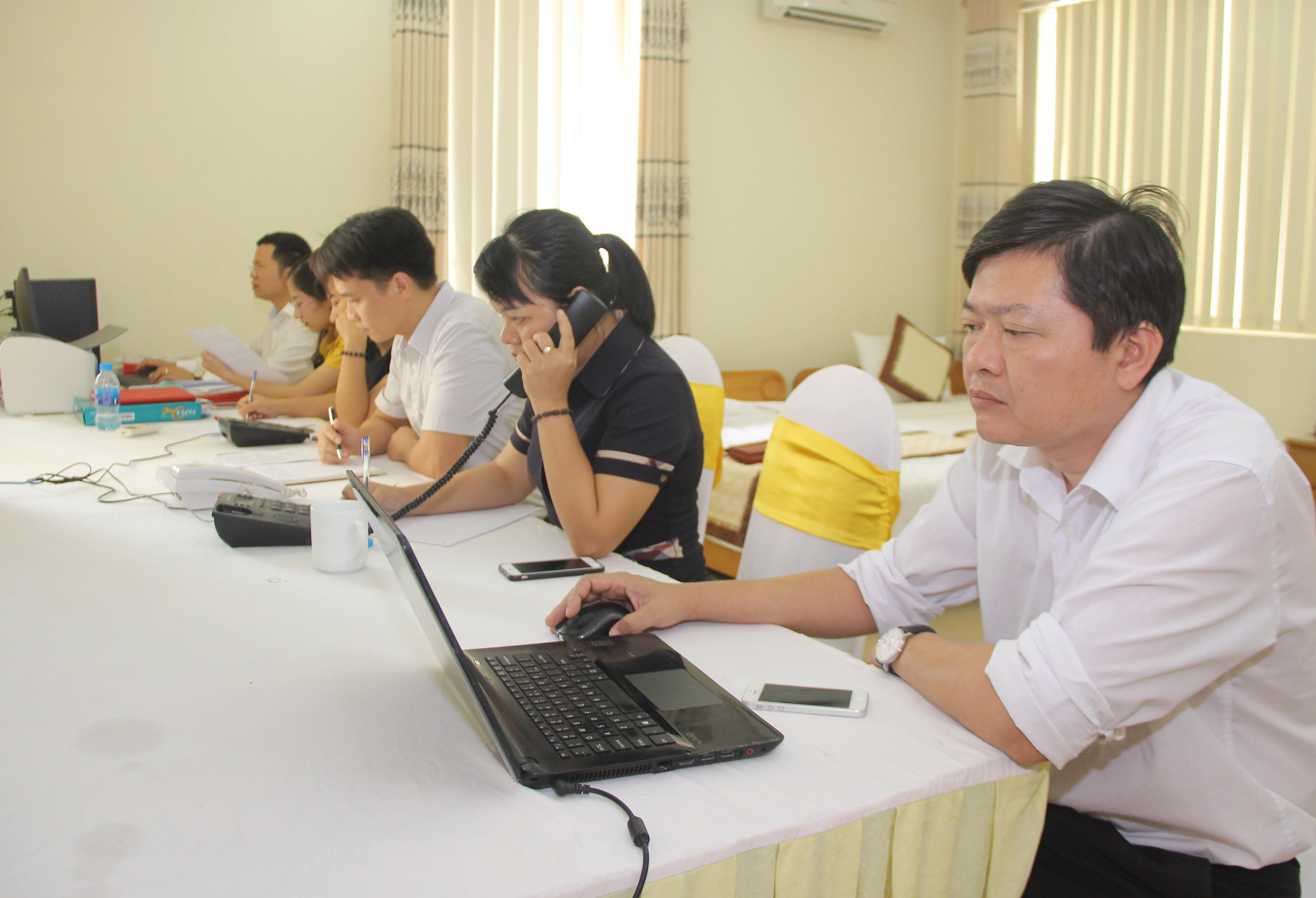Bộ phận tiếp nhận kiến nghị, phản ánh của cử tri qua điện thoại trực tuyến tại kỳ họp thứ 9, HĐND tỉnh, nhiệm kỳ 2016 - 2021. Ảnh: Mai Hoa