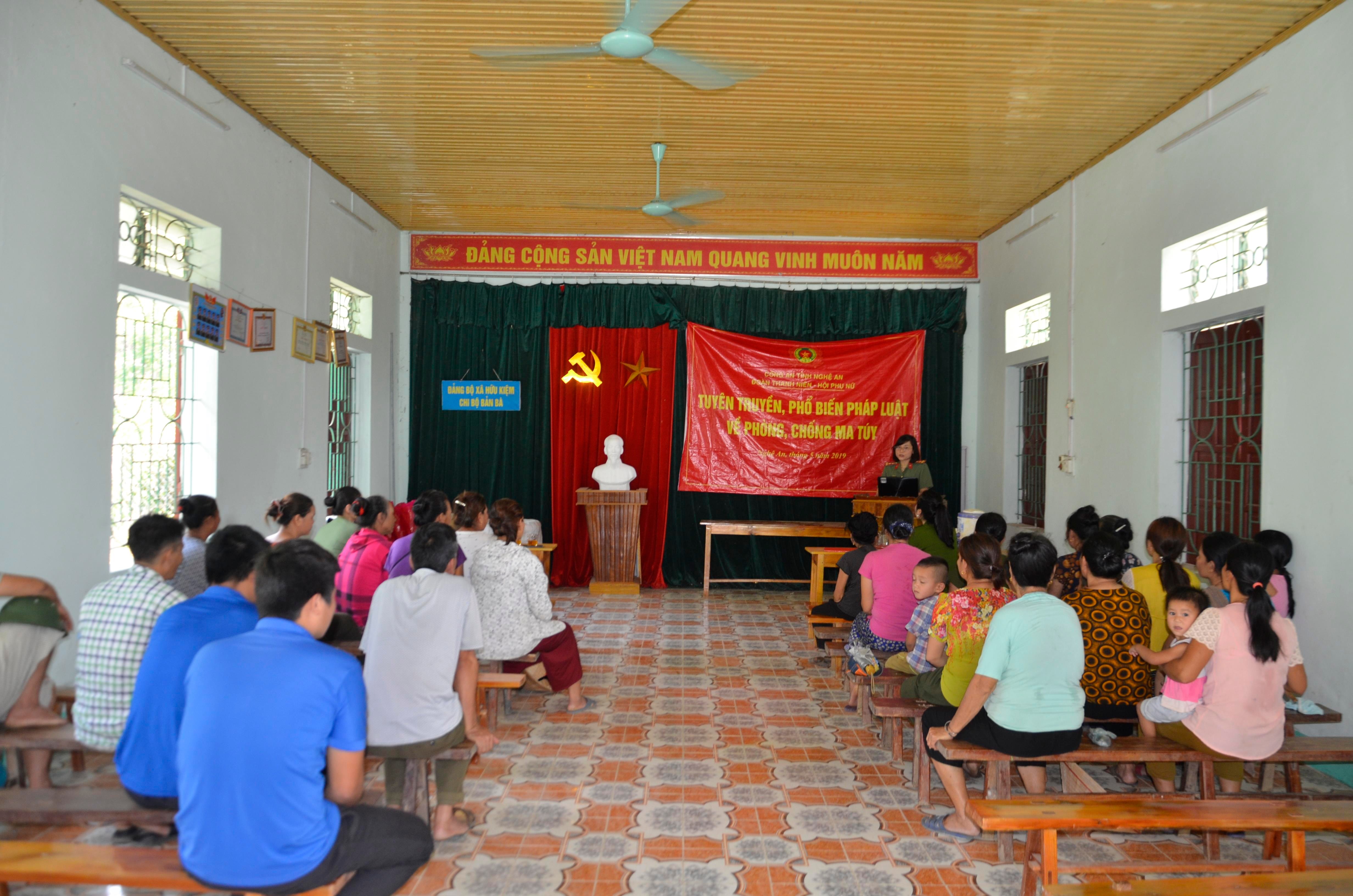 Hội phụ nữ Công an tỉnh tuyên truyền pháp luật phòng, chống ma túy cho bà con dân bản tại xã Hữu Kiệm, huyện Kỳ Sơn. Ảnh: Đức Vũ