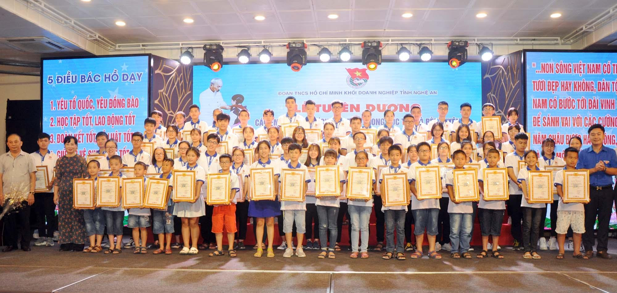 lãnh đạo Đảng ủy Khối Doanh nghiệp tỉnh Nghệ An đã trao tặng Giấy khen và phần thưởng