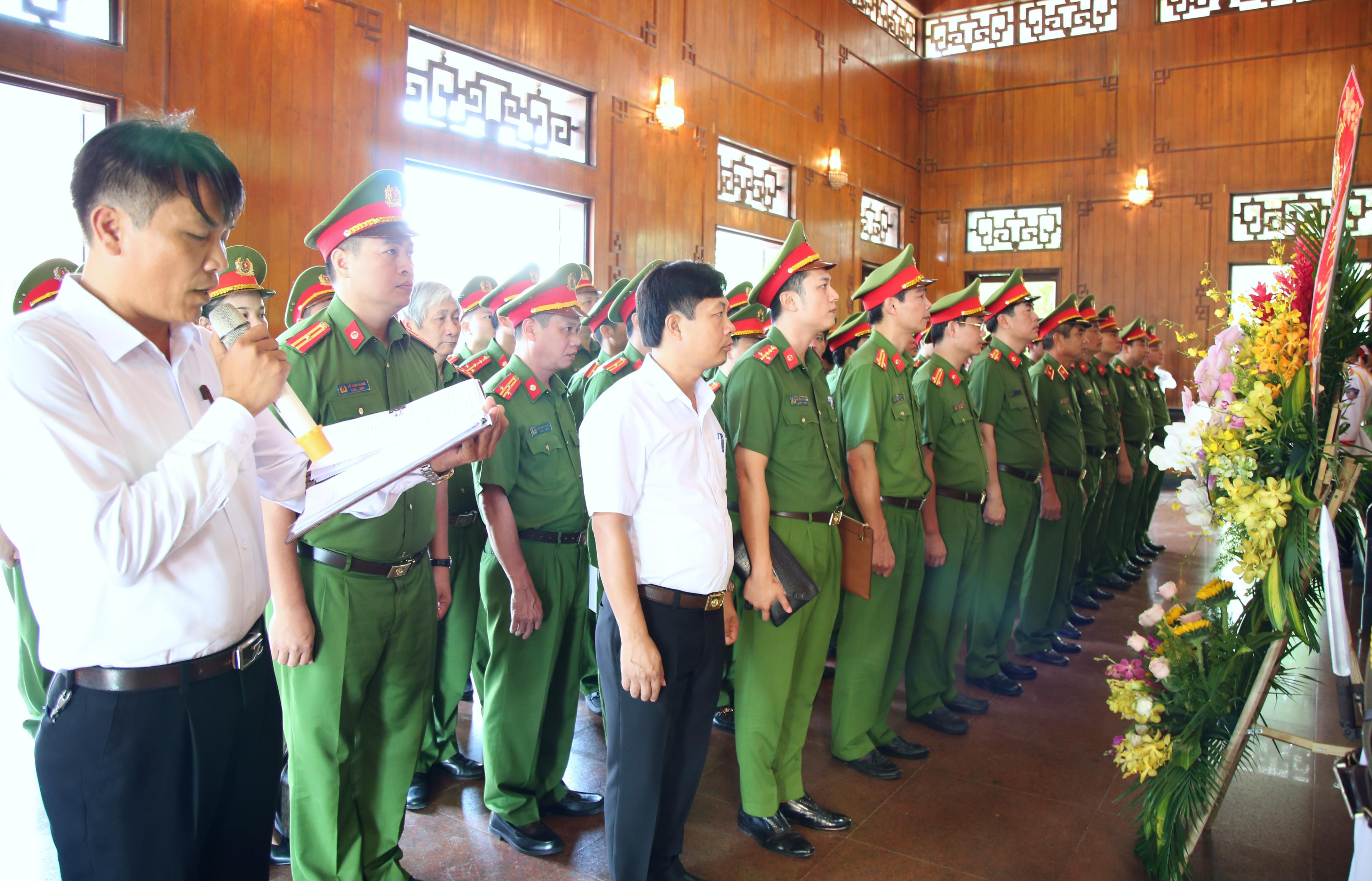Đoàn đại biểu bày tỏ lòng thành kính trước anh linh Chủ tịch Hồ Chí Minh. Ảnh: Minh Tâm 
