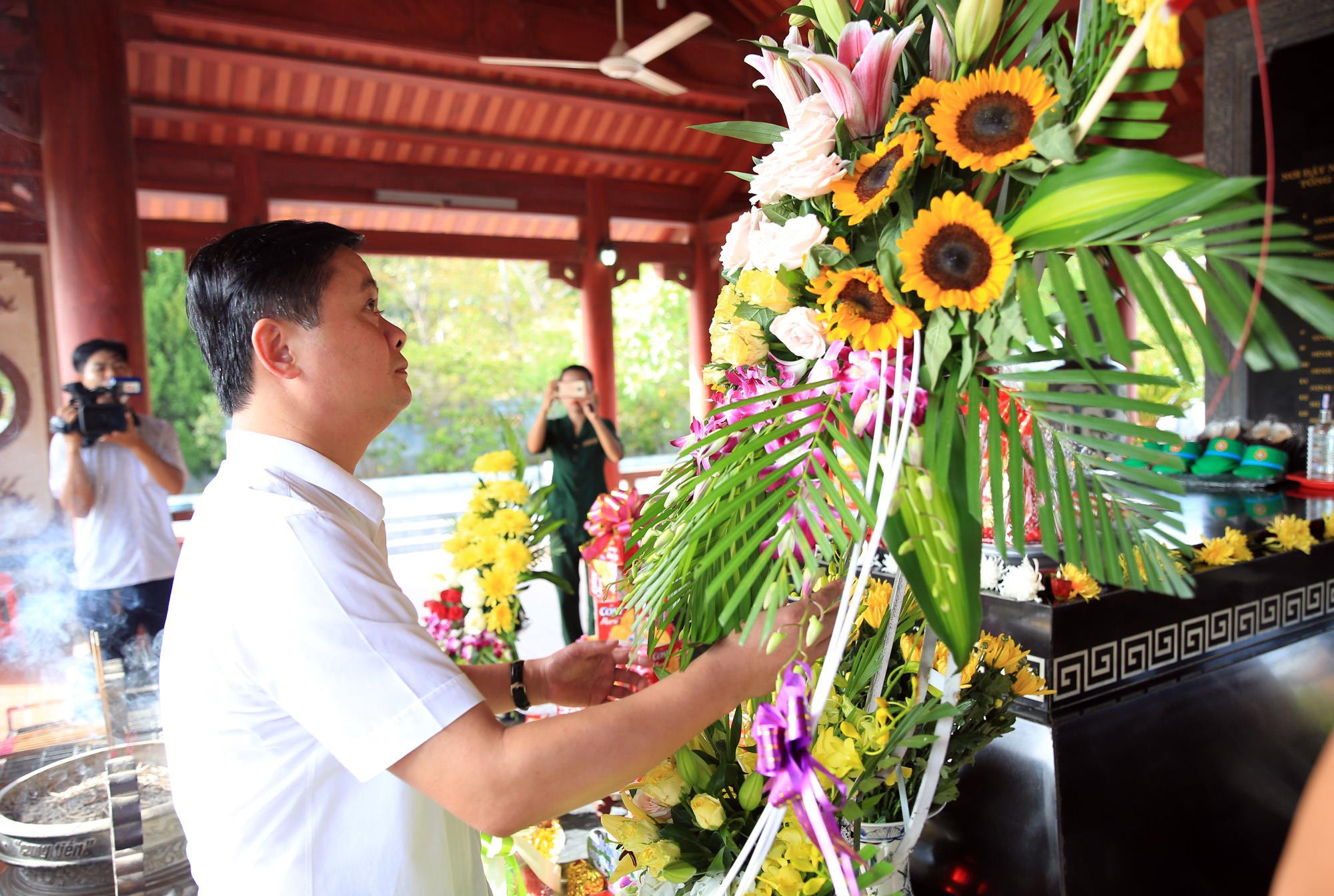 Dâng hoa ở phần mộ 13 liệt sĩ thanh niên xung phong Truông Bồn. Ảnh: Hồ Phương