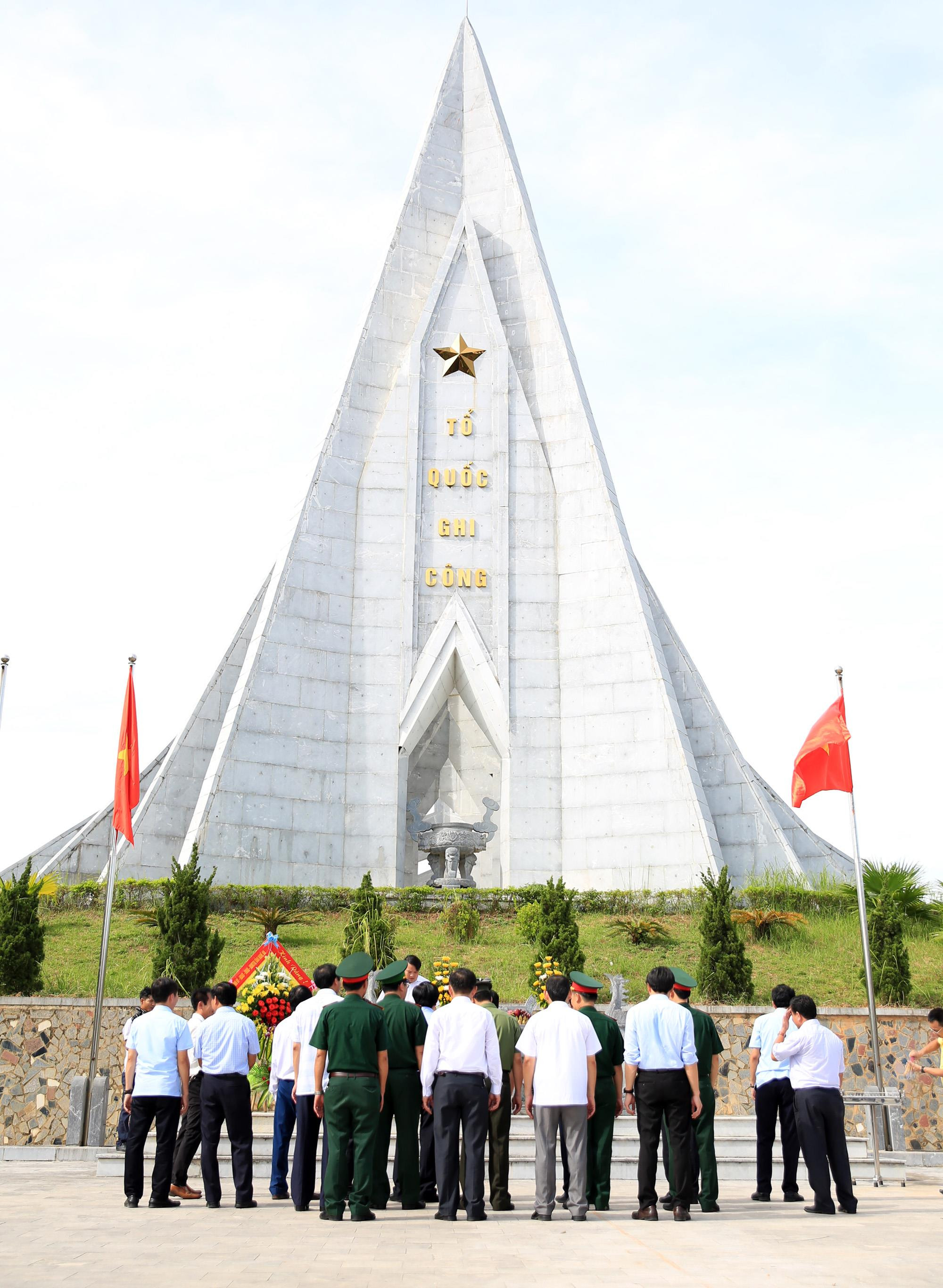 Đoàn đã đến dâng hương tại Nghĩa trang liệt sĩ Quốc tế huyện Đô Lương. Ảnh: Hồ Phương