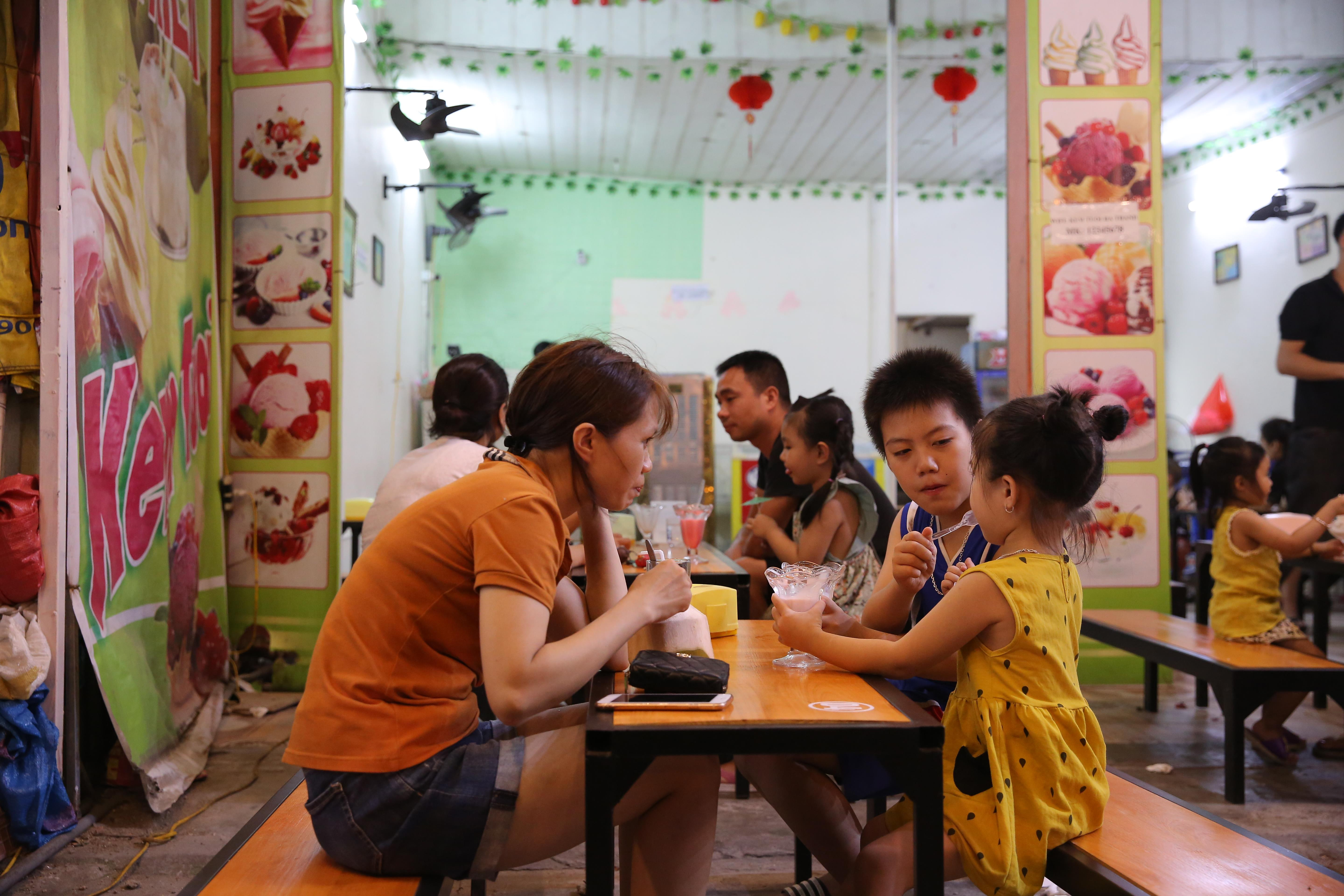 Vỉa hè trước khu vực chợ Quán Lau sẽ được bố trí các gian hàng kinh doanh nước giải khắt, đồ ăn vặt. Ảnh: Lâm Tùng