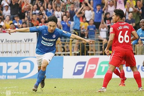 Hải Huy mừng bàn mở tỷ số khi Quảng Ninh thắng HAGL 3-0 trên sân Cửa Ông tối 13/7. Ảnh: Tiến Thành