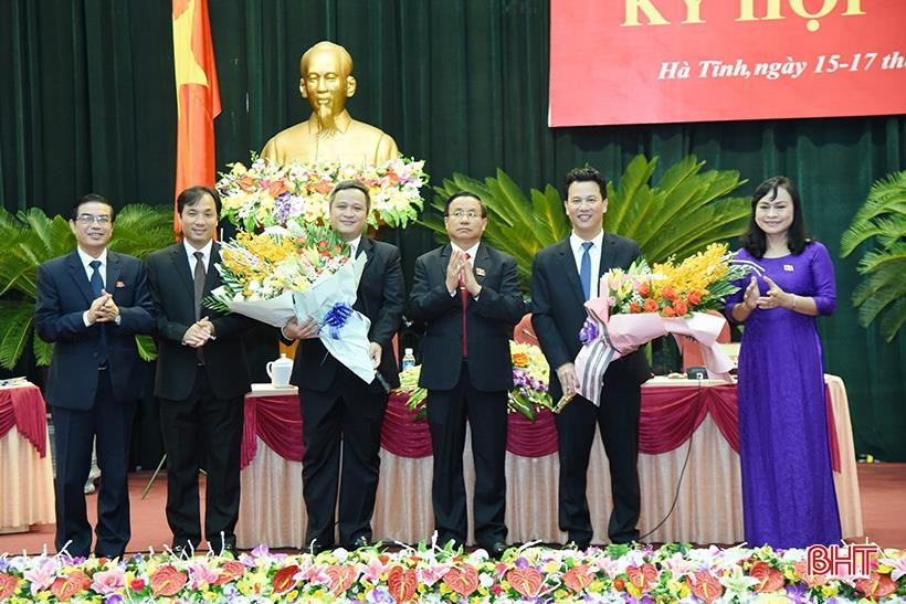 Các đồng chí lãnh đạo tỉnh tặng hoa chúc mừng đồng chí Đặng Quốc Khánh và đồng chí Trần Tiến Hưng