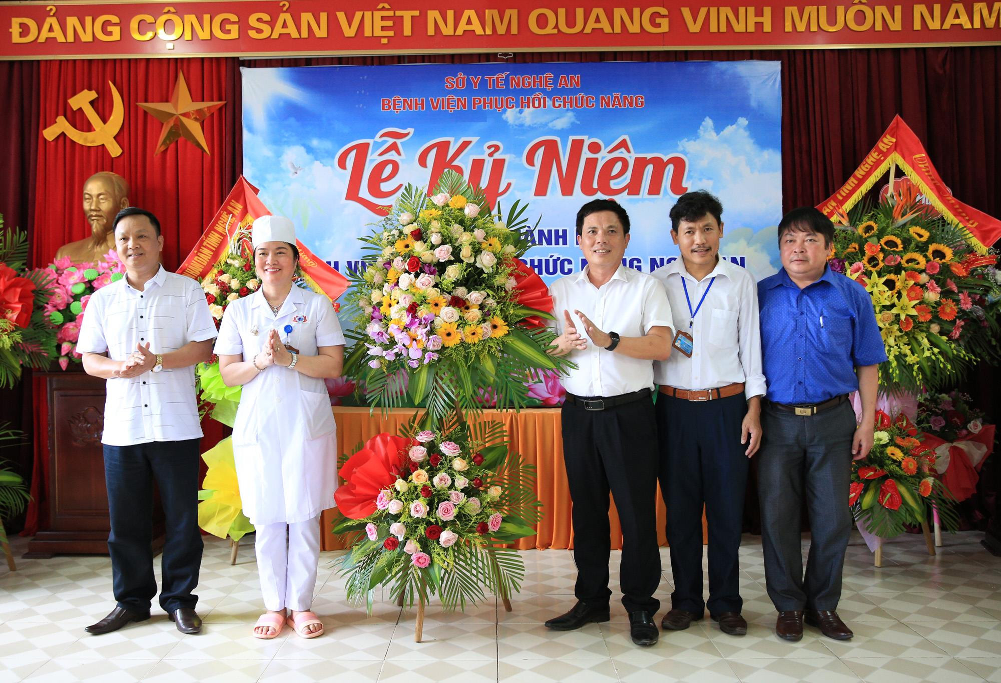 Bệnh viện PHCN Nghệ An hiện có 16 khoa, phòng, trong đó có với 9 khoa chuyên môn, 7 phòng chức năng. Hằng năm, bệnh viện đã đón tiếp, khám chữa bệnh và PHCN cho gần 7.000 ngàn lượt bệnh nhân đến điều trị và PHCN nội trú tại bệnh viện. Để hỗ trợ cho các y, bác sỹ trong việc chẩn đoán sát đúng nguyên nhân gây bệnh để có phác đồ và quy trình điều trị hiệu quả và an toàn cao nhất, bệnh viện đã đầu tư nhiều máy móc thiết bị hiện đại như: Máy X-Quang kỹ thuật số, máy xét nghiệm sinh hóa máu tự động hoàn toàn, máy xét nghiệm huyết học, máy xét nghiệm sinh hóa nước tiểu, máy xét nghiệm đường huyết, máy siêu âm màu chẩn đoán 3D, máy điện não đồ, máy lưu huyết não, máy điện tim 6 cần, máy đo độ loãng xương, máy nội soi tai mũi họng...