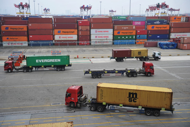 Cảng container ở thành phố Thanh Đảo, tỉnh Sơn Đông /// Reuters