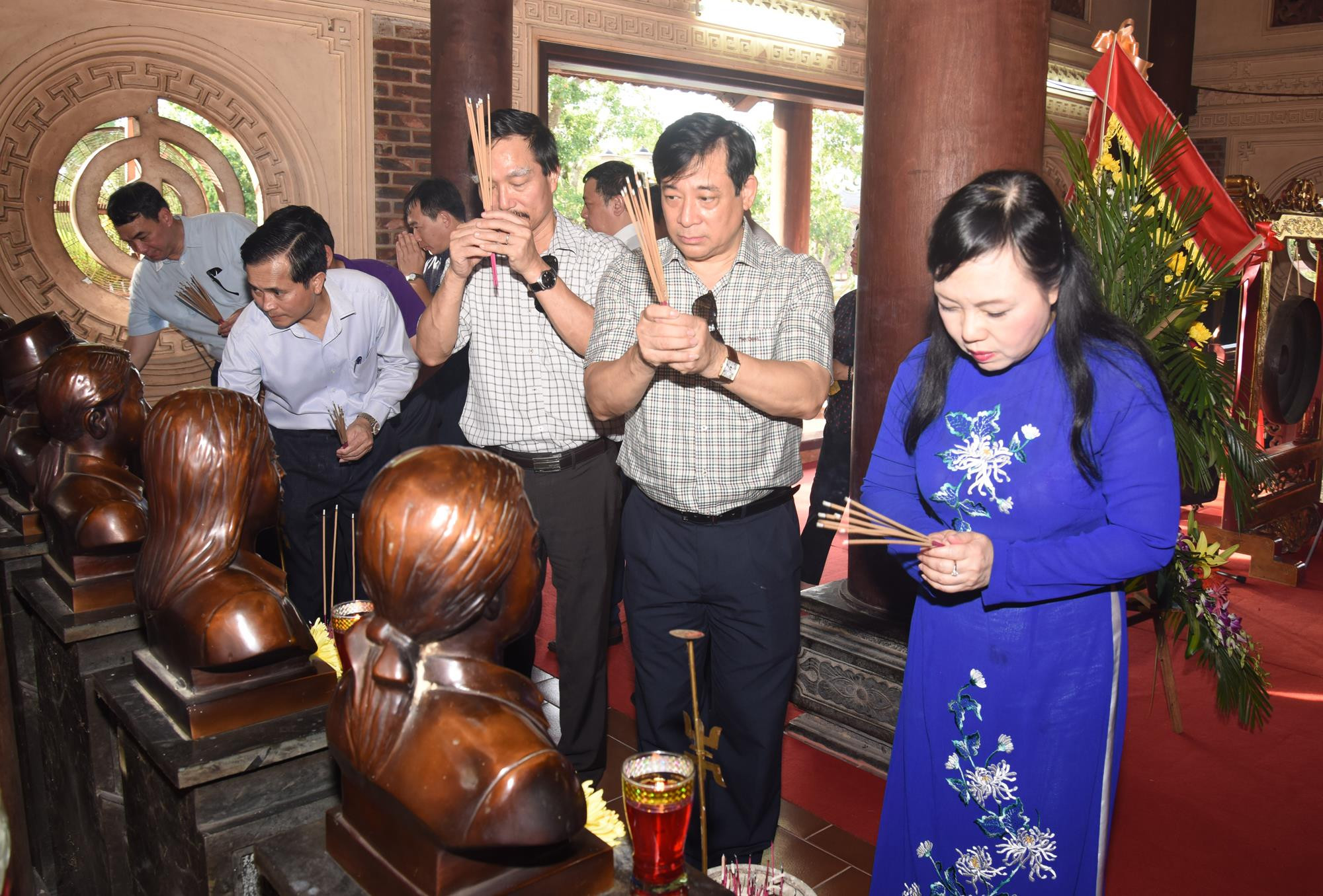 Đoàn công tác đã tới dâng hương tưởng niệm các anh hùng liệt sĩ tại Khu di tích lịch sử Truông Bồn. Ảnh: Từ Thành