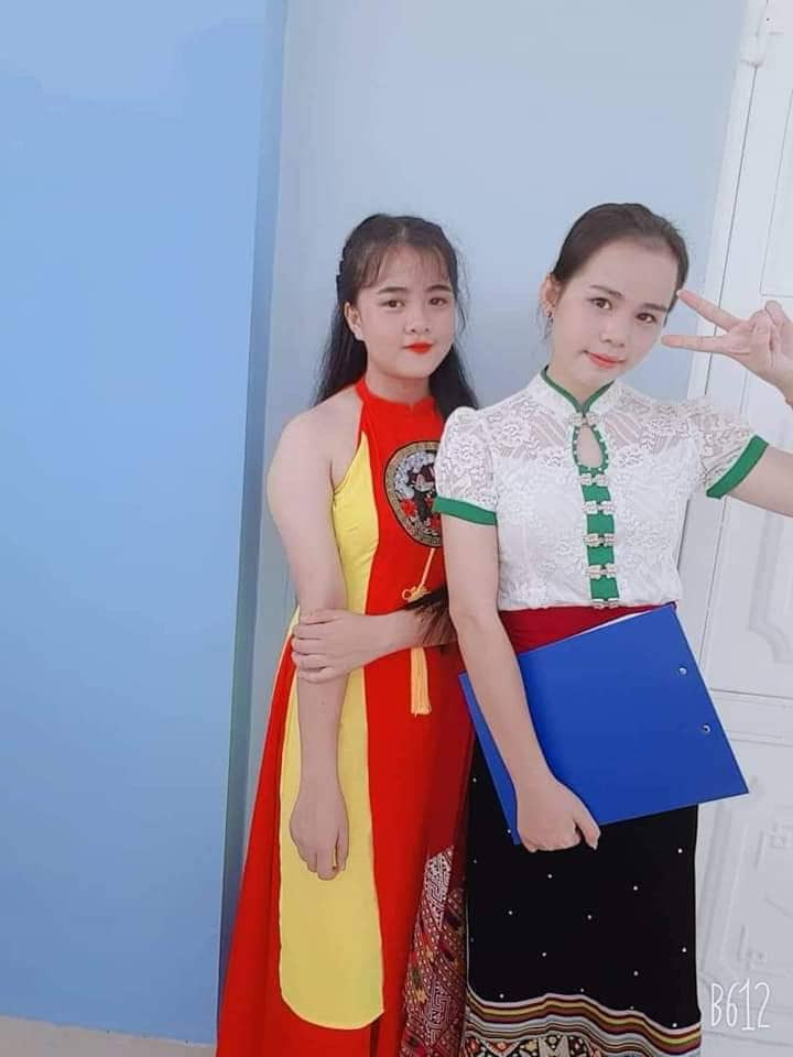 Lục Thị Doanh trong trang phục dân tộc Thái, em thường xuyên làm MC của các chương trình, hoạt động tại trường.