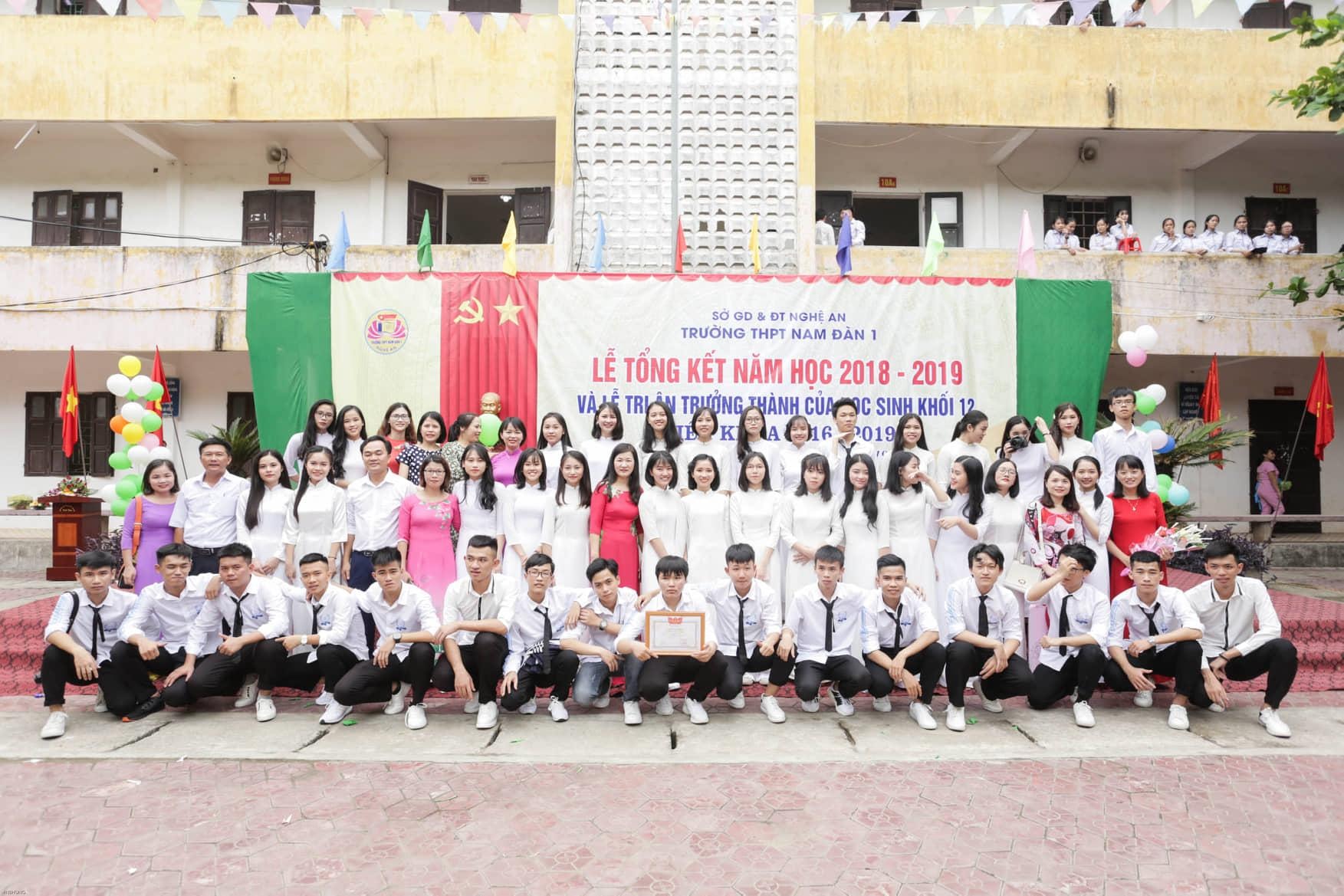 Tập thể lớp 12C1 trường THPT Nam Đàn 1