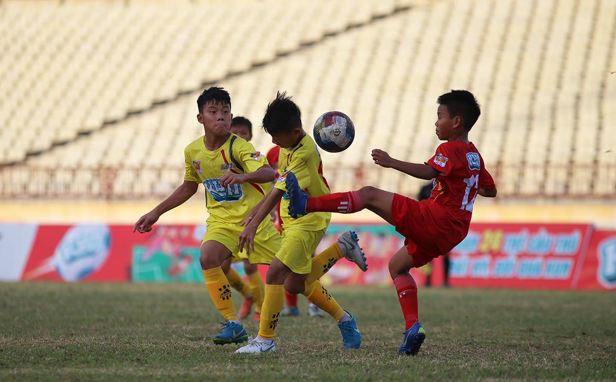 Đội U13 SLF Thành Vinh (đỏ) với là nòng cốt U12 SLNA gây ấn tượng tại VCK U13 toàn quốc. Ảnh: Xuân Thủy