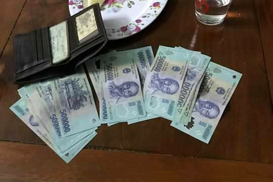 Chiếc ví và số tiền 10 triệu đồng mà chị Trần Thị Nhung nhặt được