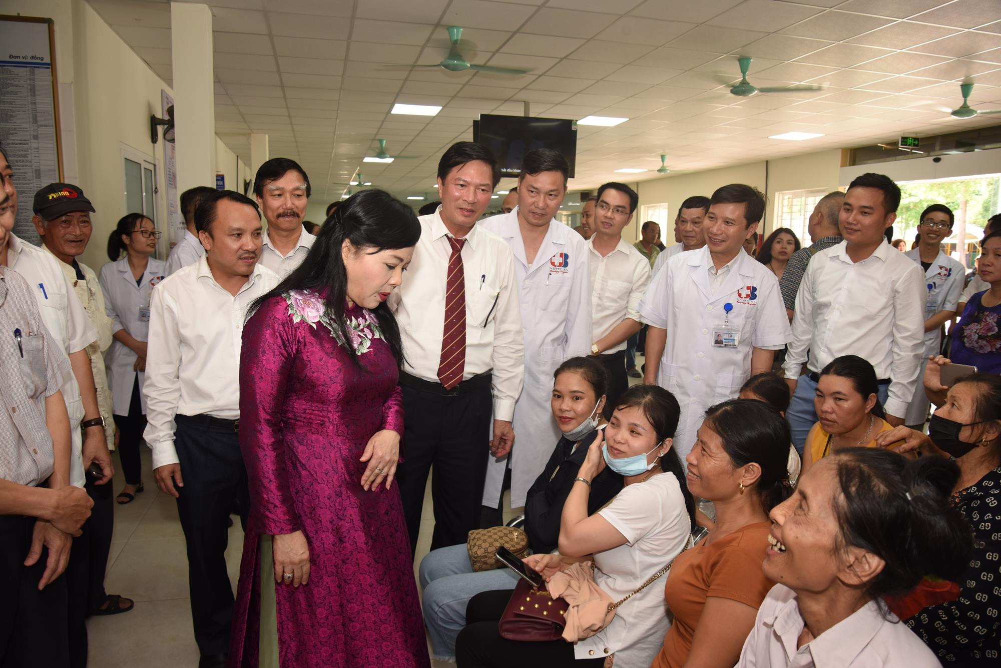 Bộ trưởng Bộ Y tế trao đổi, nắm bắt thông tin ở các bệnh nhân đang điều trị tại Bệnh viện Ung bướu tỉnh Nghệ An. Ảnh: Từ Thành