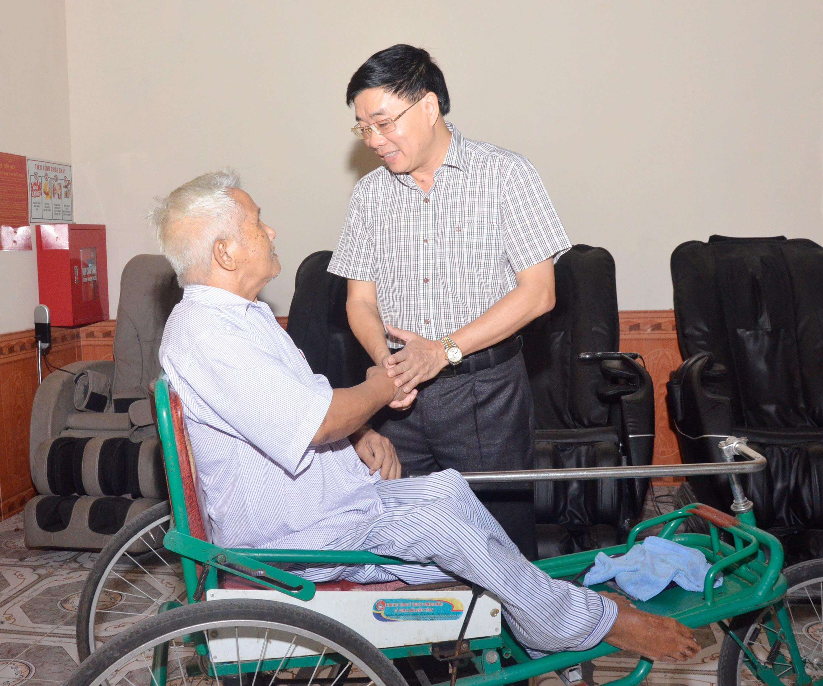 Đồng chí Nguyễn Văn Thông thăm hỏi ân cần các thương binh đang được chăm sóc tại Trung tâm điều dưỡng thương binh Nghệ An. Ảnh: Thanh Lê