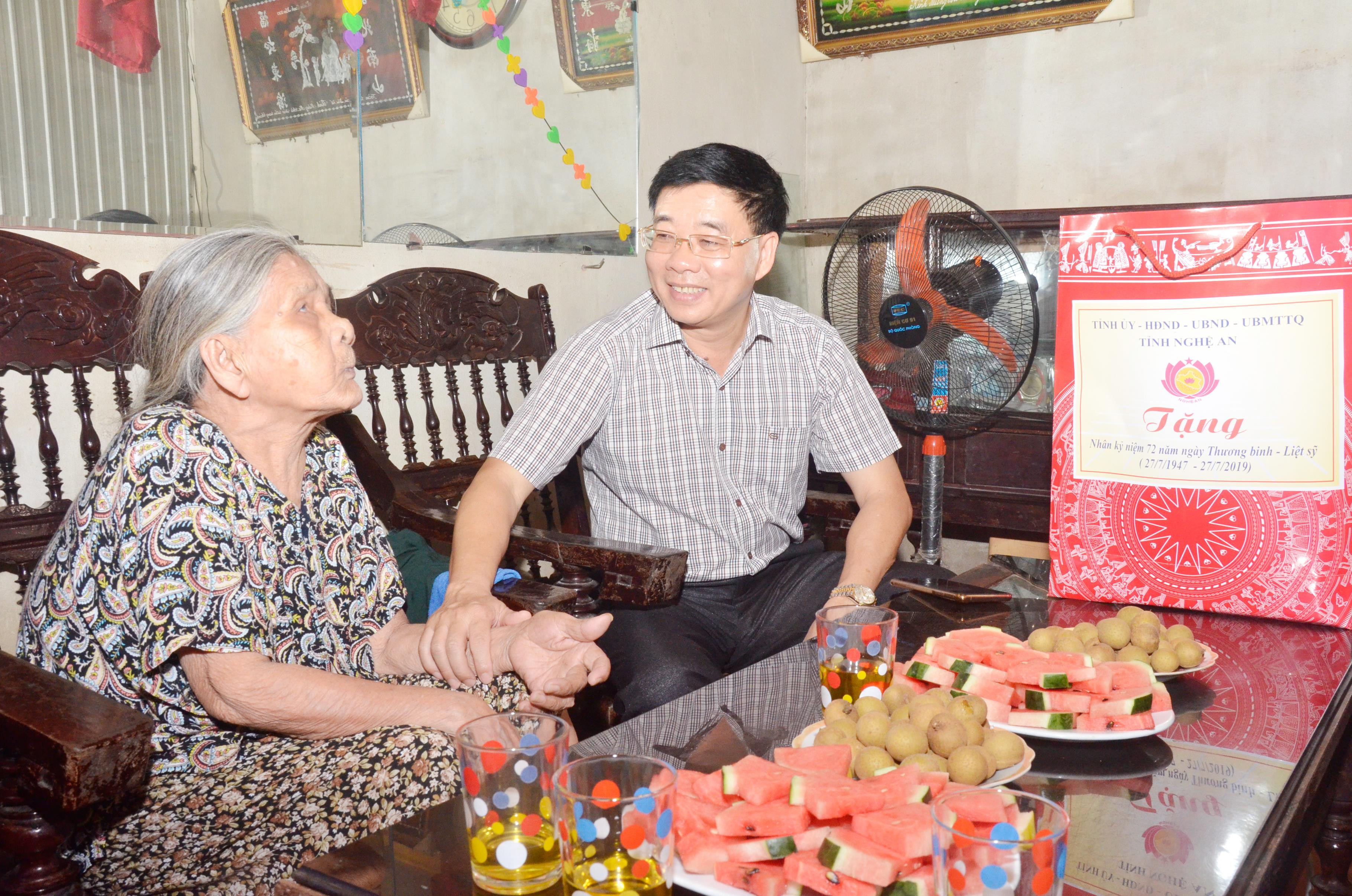 Đồng chí Nguyễn Văn Thông thăm, tặng quà Mẹ Ngô Thị Chiên ở phường Trung Đô, thành phố Vinh. Ảnh: Thanh Lê