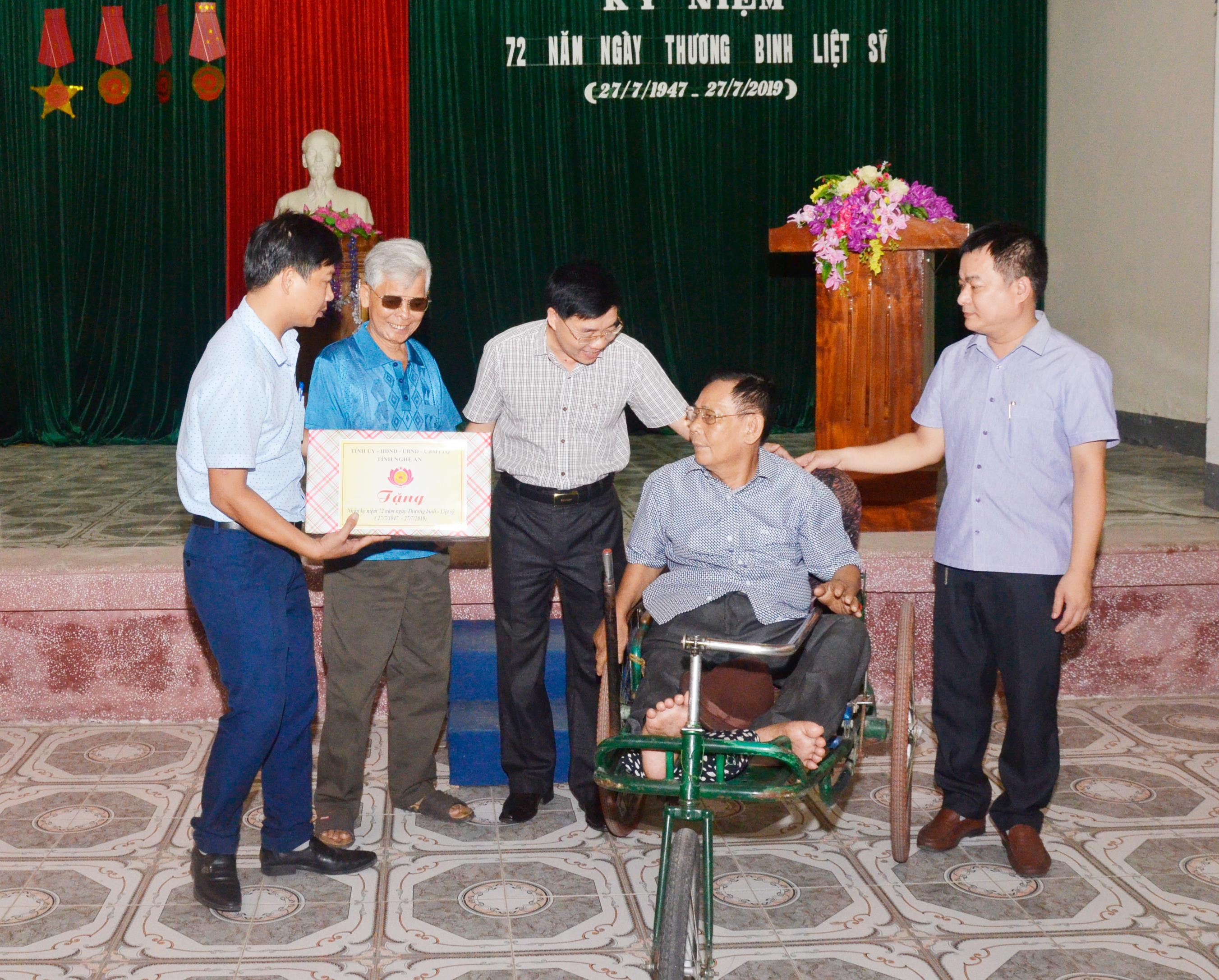 Phó Bí thư Tỉnh ủy Nguyễn Văn Thông tặng quà cho Trung tâm điều dưỡng thương binh Nghệ An. Ảnh: Thanh Lê
