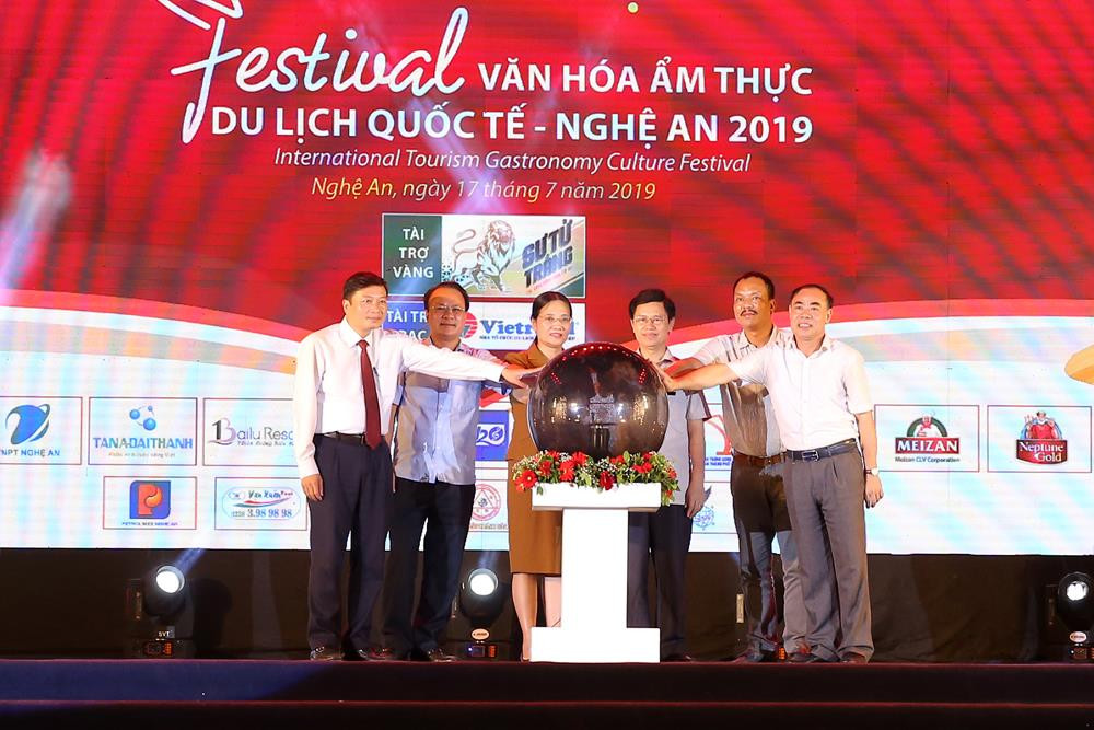 Các đồng chí lãnh đạo tỉnh và đại diện Ban tổ chức thực hiện nghi thức khai mạc Festival Văn hóa Ẩm thực du lịch Quốc tế - Nghệ An 2019. Ảnh: Lâm Tùng
