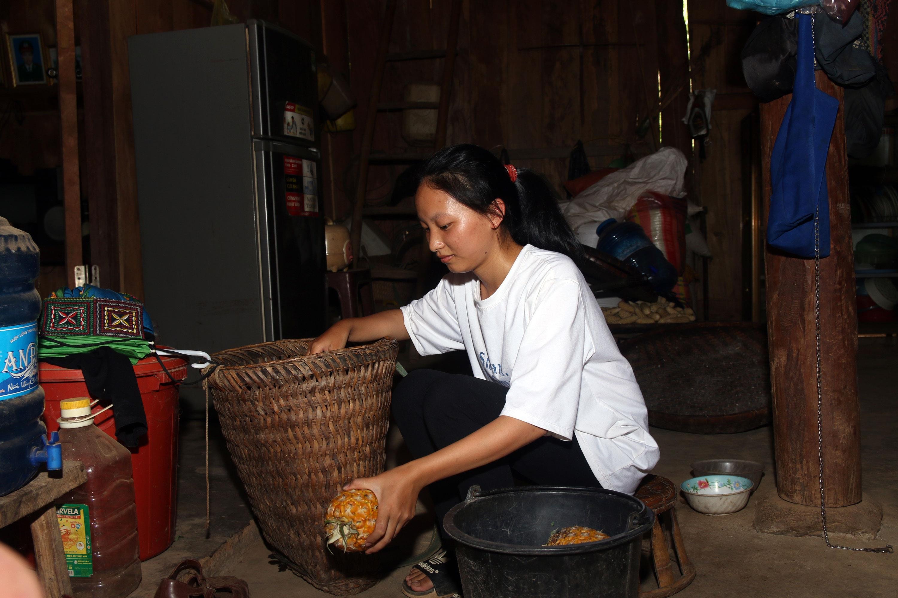 Dù đạt điểm cao nhưng hàng ngày, Và Y Pà vẫn miệt mài lên nương rẫy làm việc giúp gia đình.