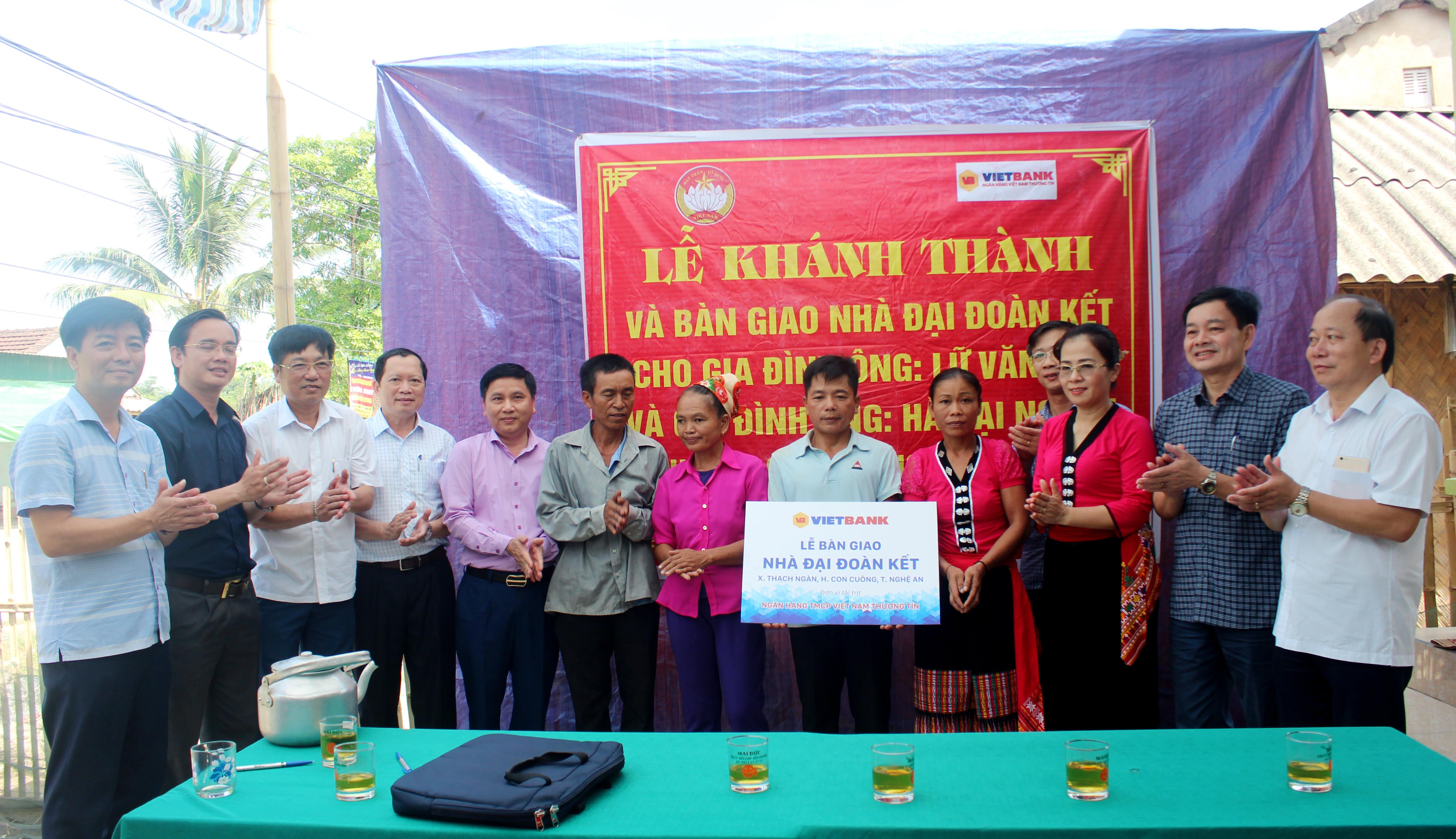 Lễ bàn giao nhà đại đoàn kết cho hai hộ nghèo ở Thạch Ngàn do BMTTQ phối hợp với ngân hàng Việt Nam Thương Tín hỗ trợ.Ảnh: Tường Vi