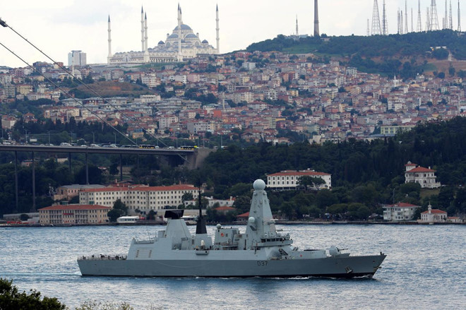 Khu trục hạm HMS Duncan trên đường đến vùng Vịnh /// Reuters