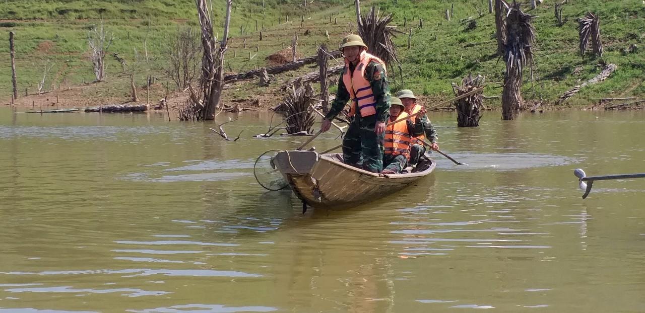 Đồn biên phòng Thông Thụ tham gia tìm kiếm nạn nhân. Ảnh: Anh Bách