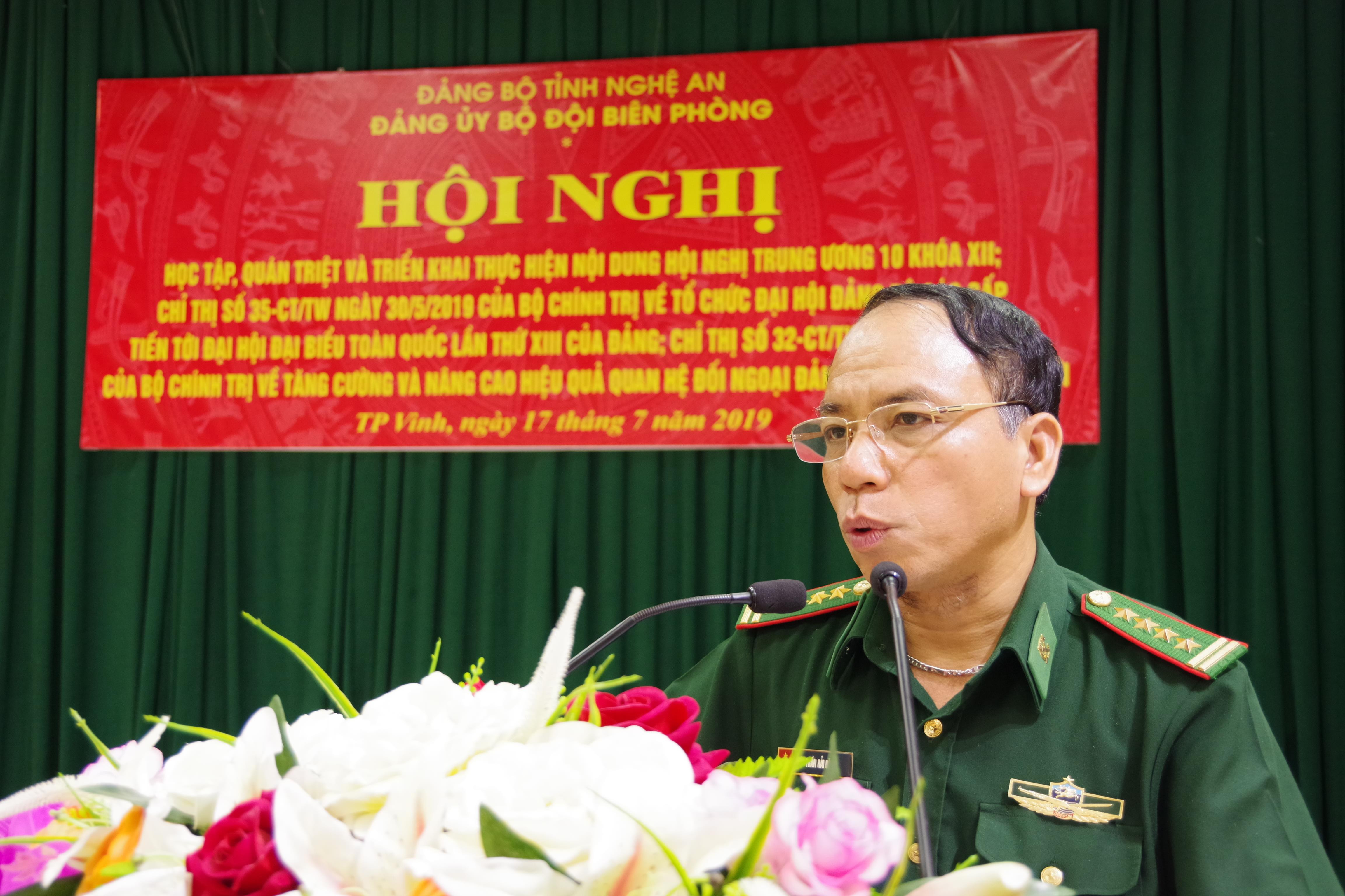 Đại tá Trần Hải Bình – Chỉ huy trưởng BĐBP Nghệ An trực tiếp quán triệt các nội dung của Nghị quyết. Ảnh: Hải Thượng 
