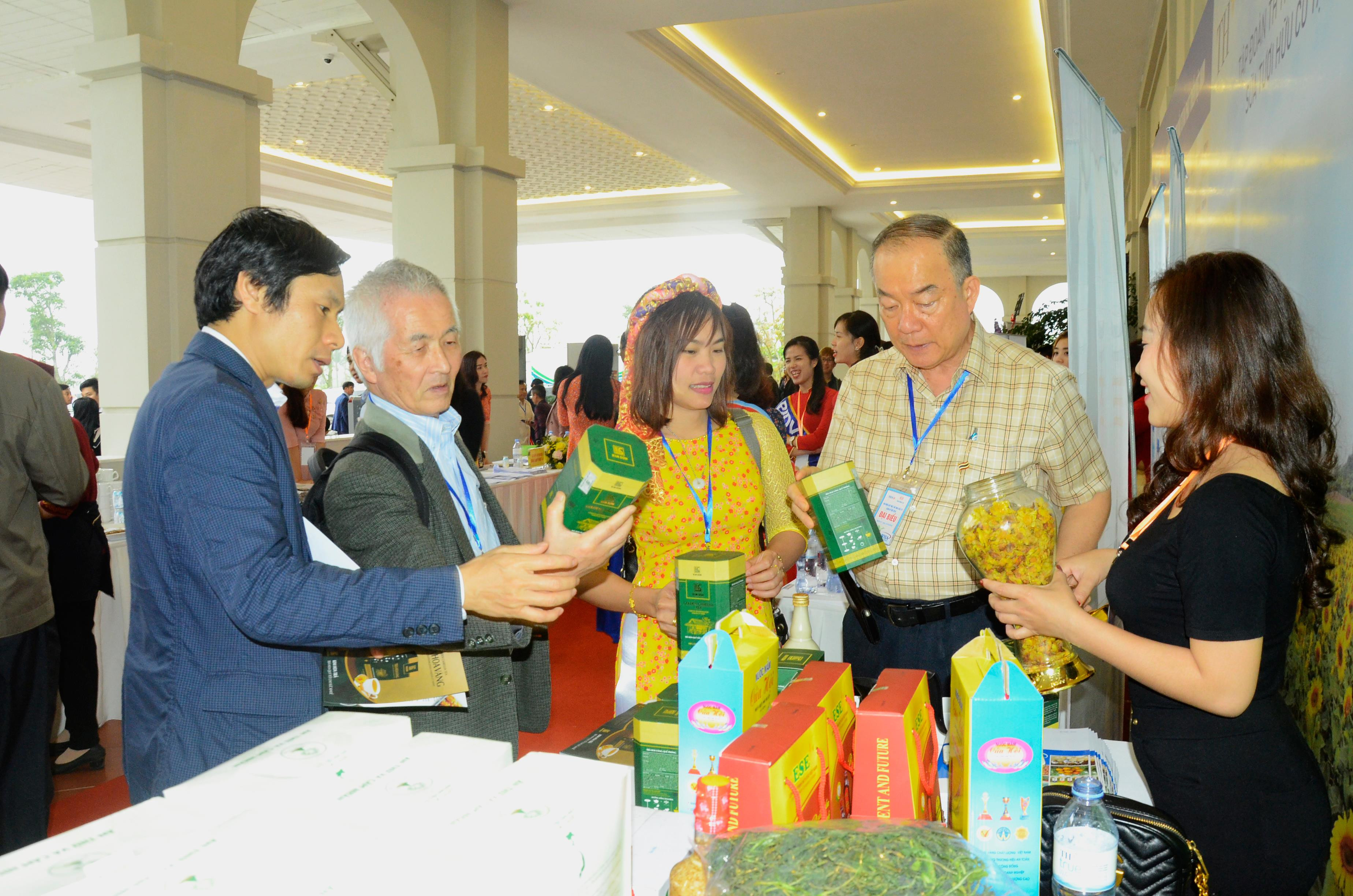 Du khách quốc tế tham quan các sản phẩm đặc sản của Nghệ An. Ảnh: Thanh Lê