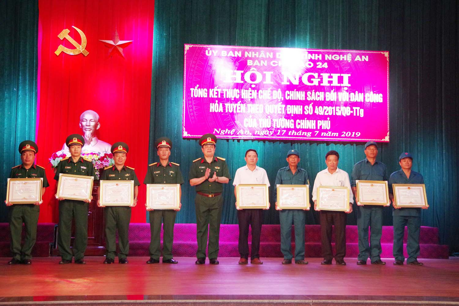 Thượng tá Thái Đức Hạnh, Chính ủy Bộ CHQS tỉnh trao Bằng khen của UBND tỉnh cho 9 tập thể đạt thành tích xuất sắc thực hiện QĐ49-2015 giai đoạn 2015-2019