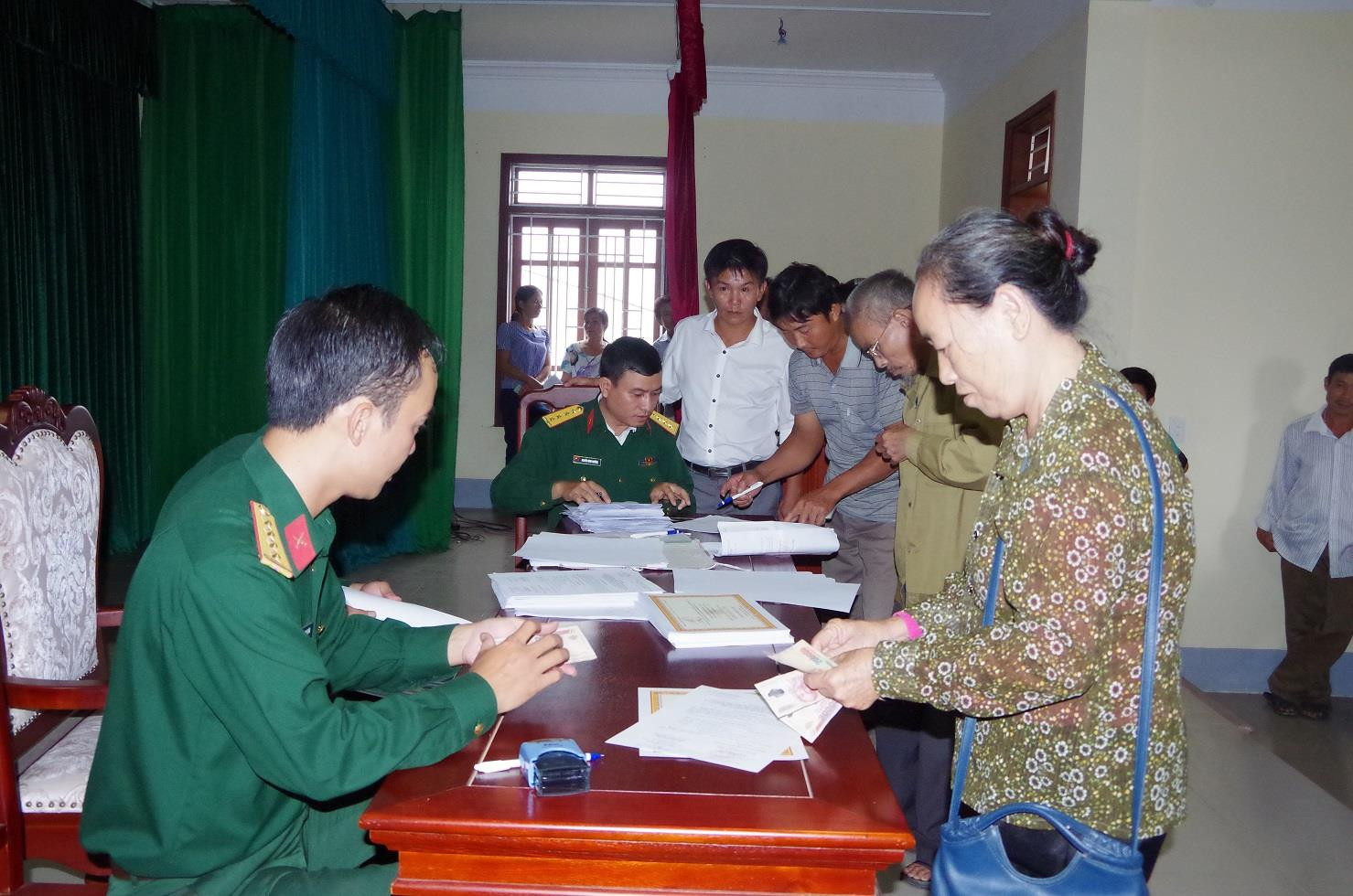Ban CHQS huyện Nghi Lộc thực hiện chi trả chế độ Quyết định 49 cho công dân than gia dân công hỏa tuyến trên địa bàn