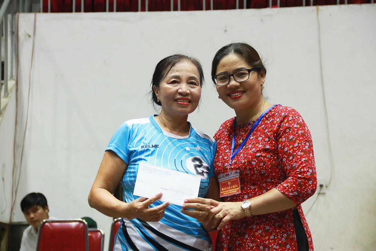 Đặc biệt, Ban tổ chức giải còn trao phần thưởng cho nữ vận động viên nhiều tuổi nhất thuộc về VĐV Nguyễn Thị Anh thuộc đội Trung tâm Bảo tôn và Phát huy Di sản Dân ca xứ Nghệ. Ảnh: Trung Kiên