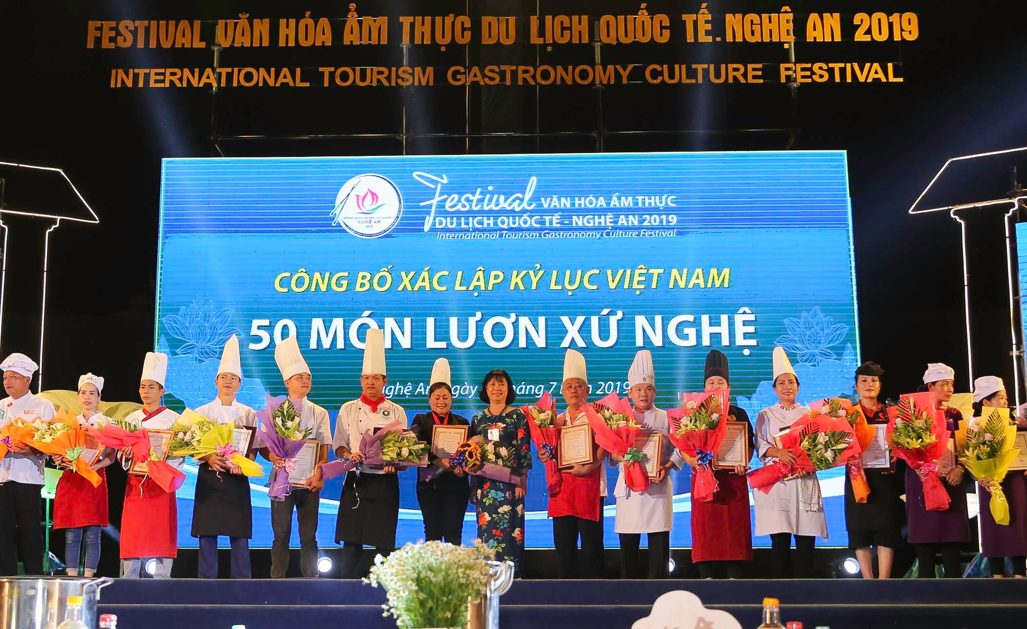 Ban Tổ chức Festival Văn hóa Ẩm thực du lịch Quốc tế - Nghệ An 2019 trao giấy chứng nhận và hoa cho các nghệ nhân tham gia Chương trình 