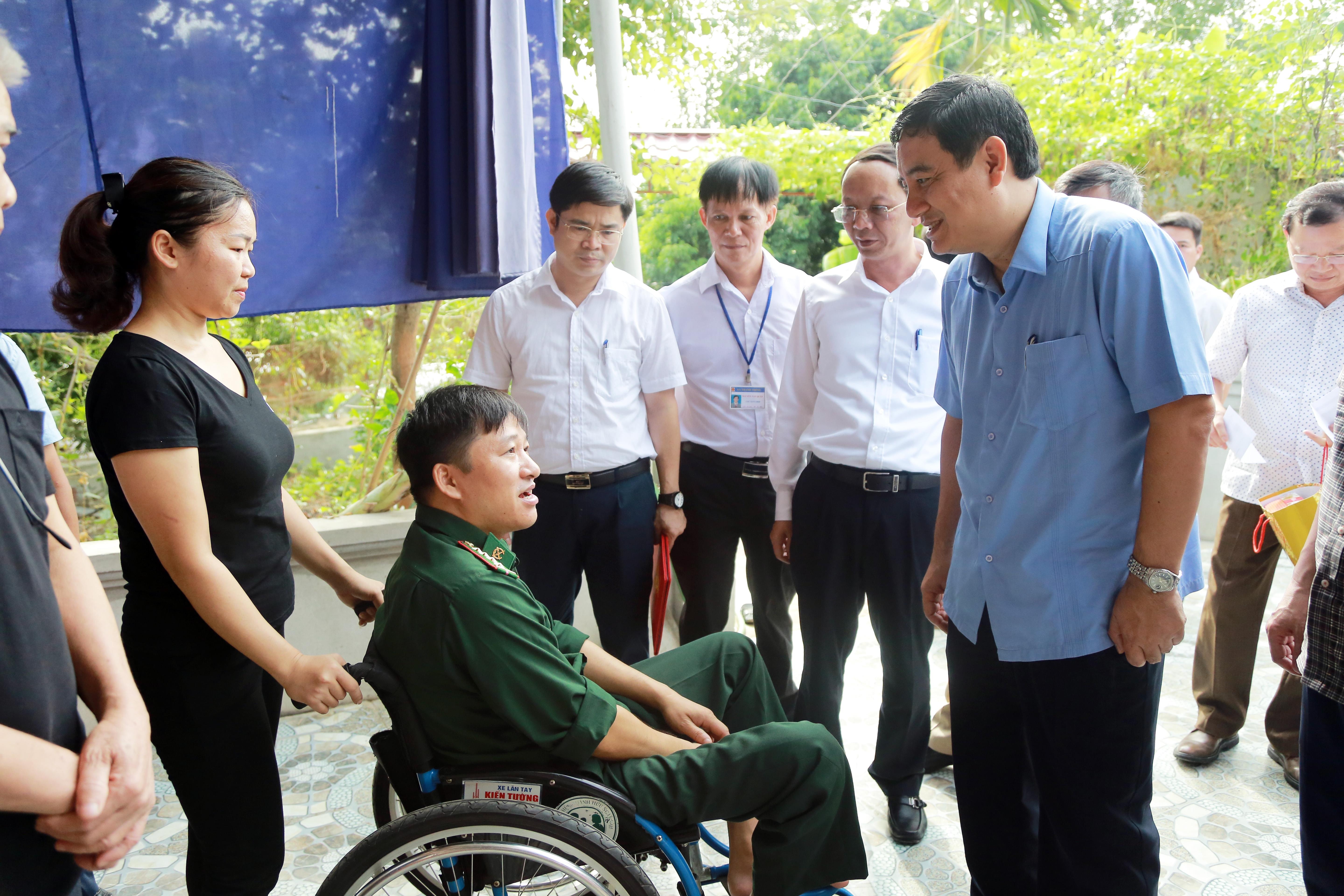Bí thư thăm hỏi Đại úy Nguyễn Đình Tài.