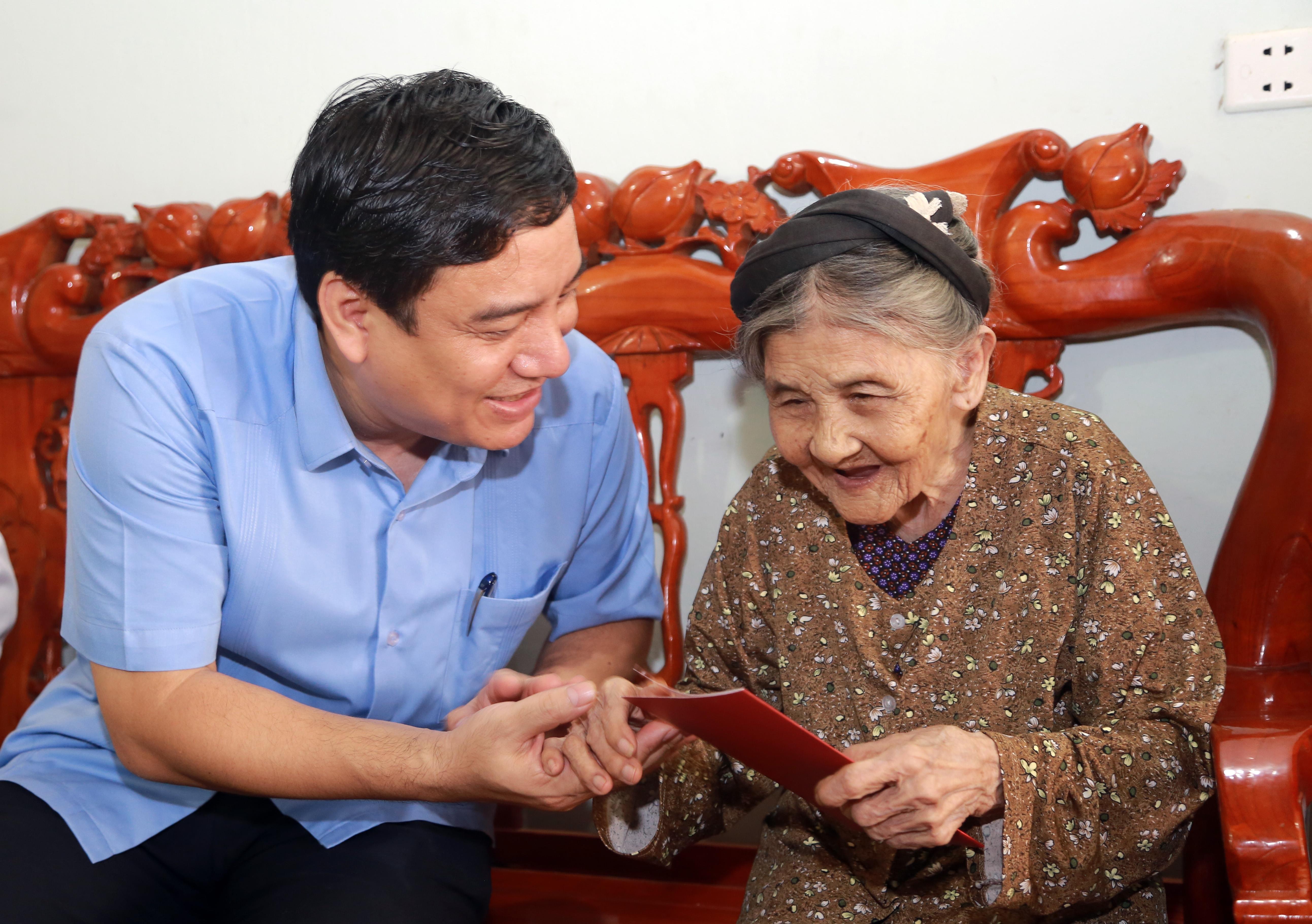 Bí thư Tỉnh ủy Nguyễn Đắc Vinh trao quà tặng mẹ Nguyễn Thị Liên. Ảnh: Đào Tuấn 