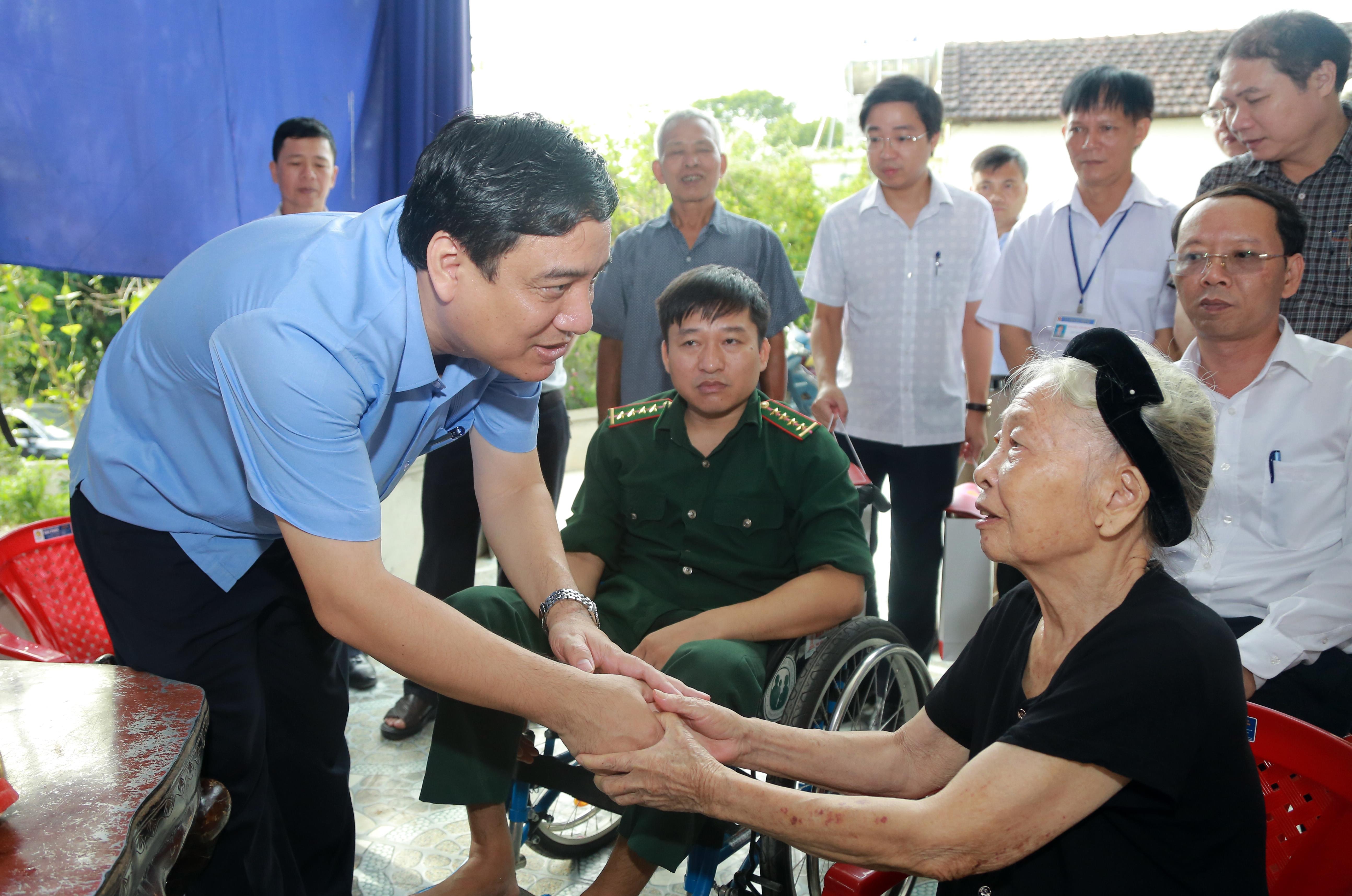 Bí thư Tỉnh ủy chúc Mẹ Việt Nam anh hùng Thái Thị Em sức khỏe, tiếp tục là nguồn động viên cho con cháu. Ảnh: Đào Tuấn