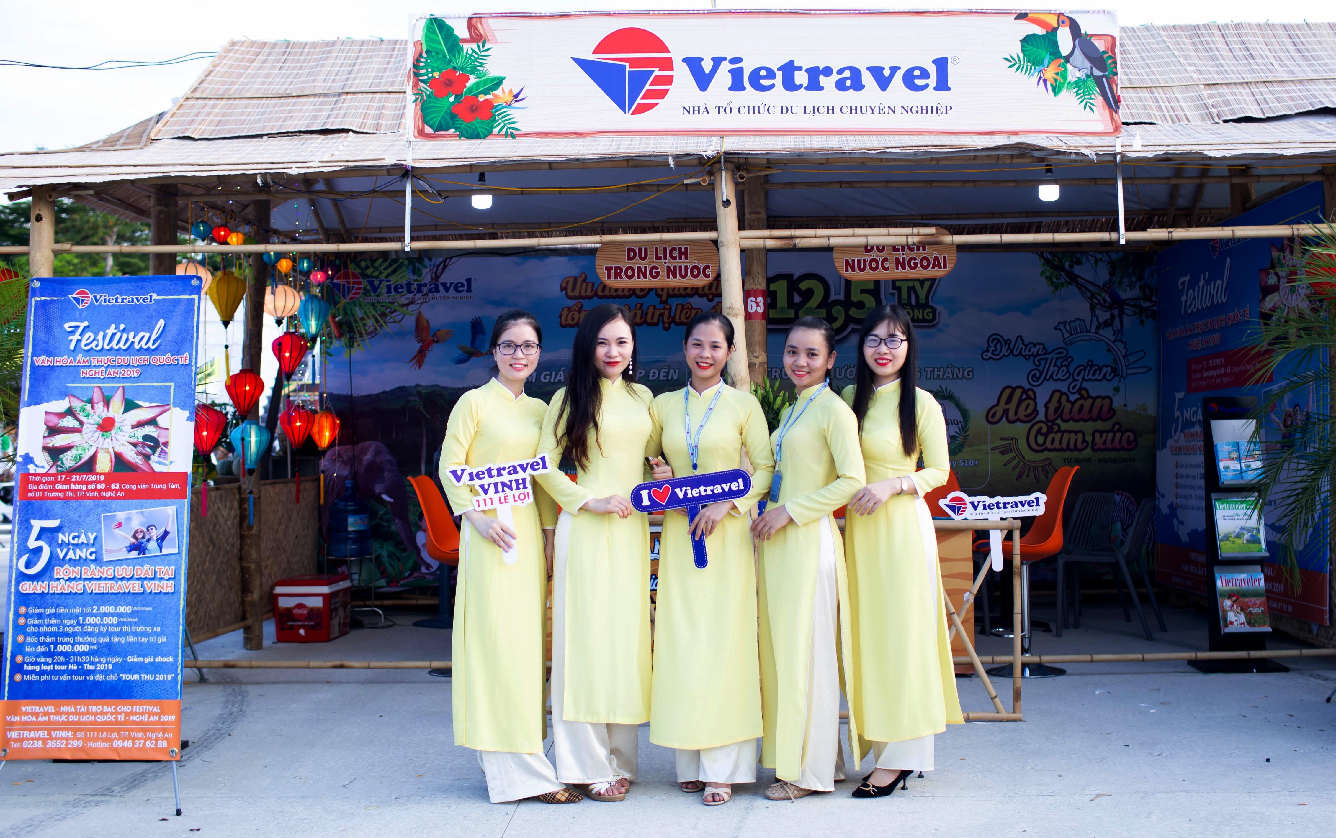 Công ty Du lịch Vietravel tham gia Gian hàng tư vấn, quảng bá du lịch tại “Festival Văn hóa ẩm thực du lịch quốc tế Nghệ An - 2019”. Ảnh: PV