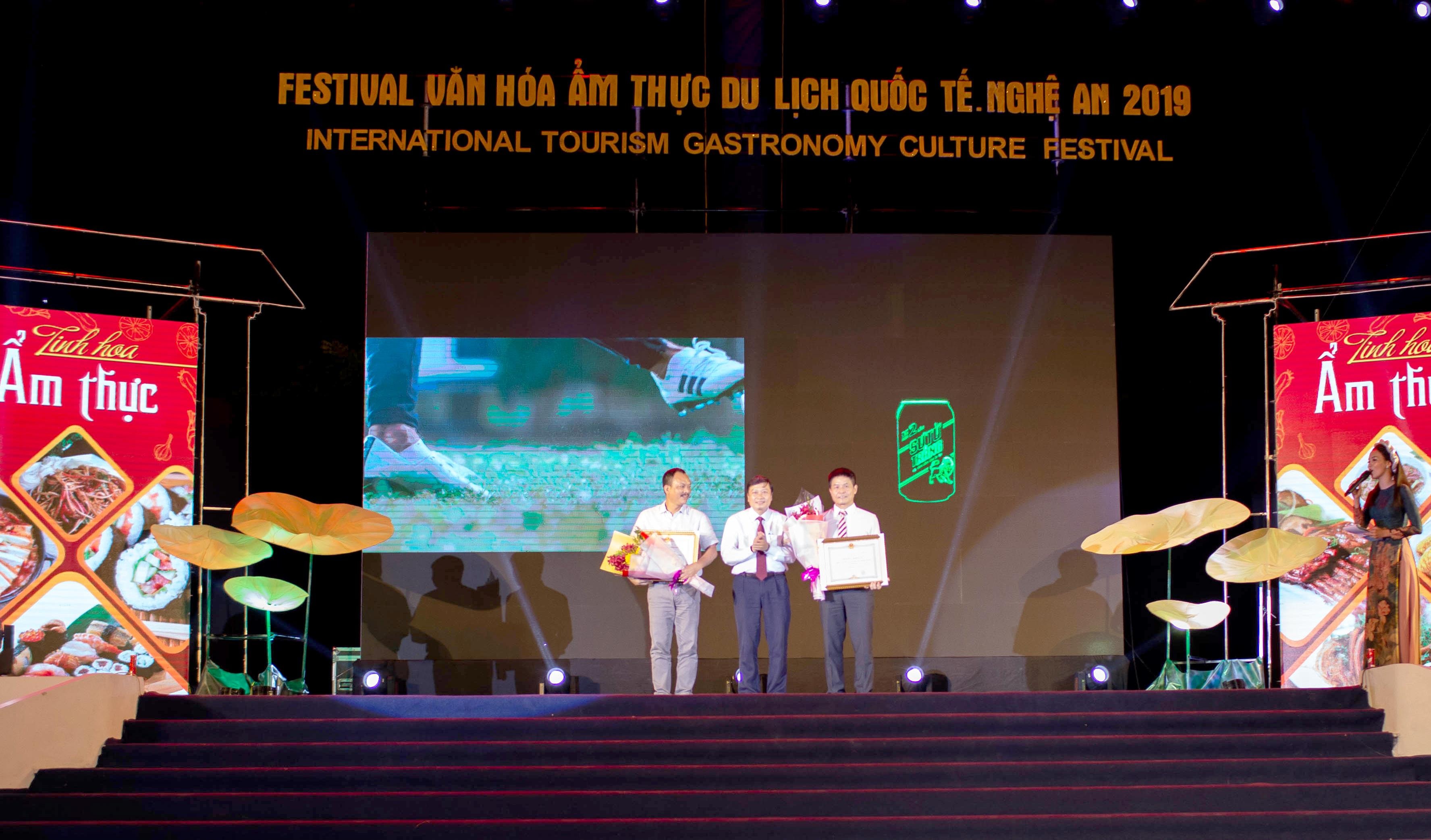 Lãnh đạo tỉnh Nghệ An trao tặng bằng khen cho các nhà tại trợ chương trình Festival. Ảnh: PV