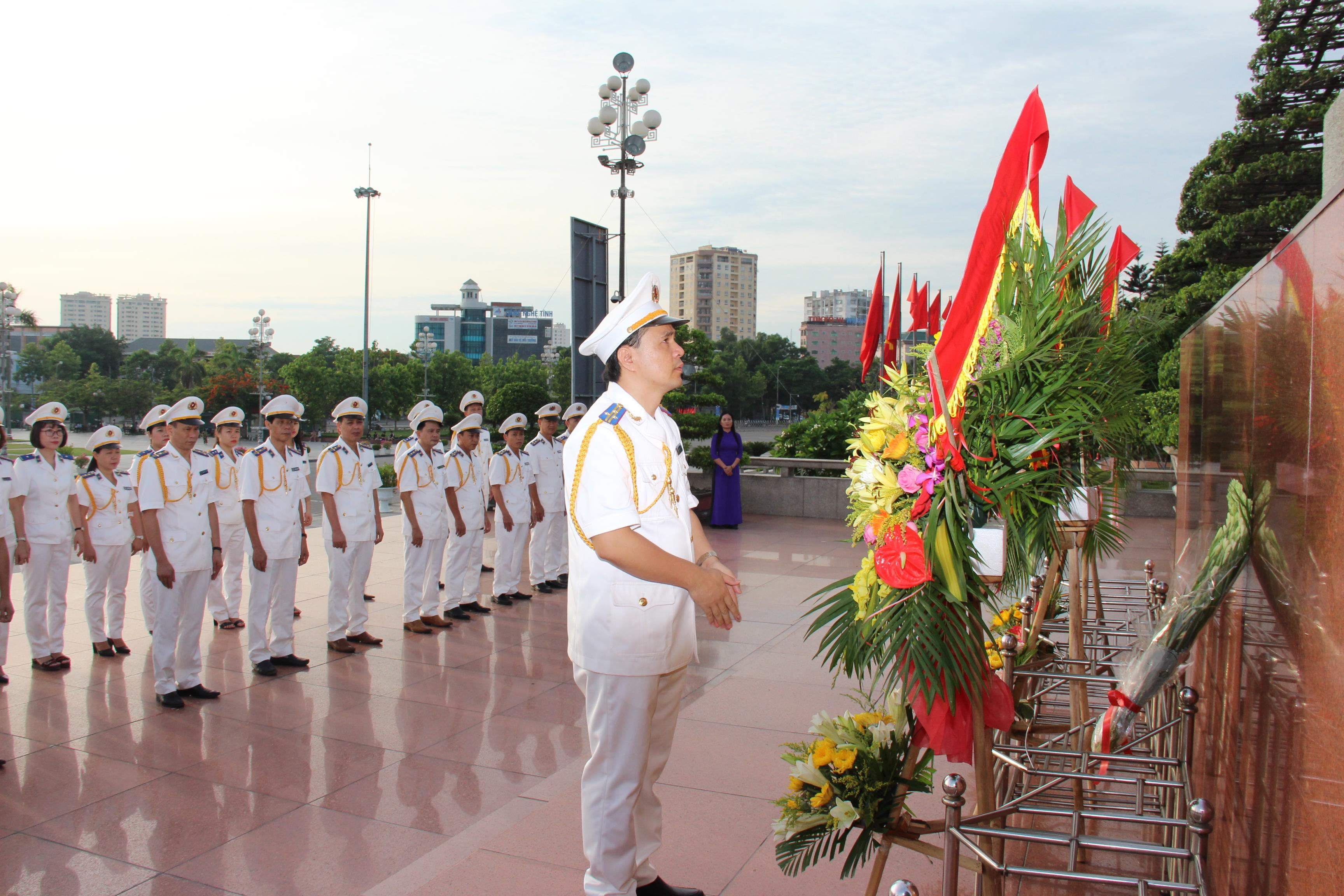 Cục trưởng Cục Thi hành án dân sự tỉnh Phạm Quốc Nam dâng hoa lên anh linh của Bác Hồ tại Quảng trường Hồ Chí Minh, TP Vinh. Ảnh: Hoài Thu