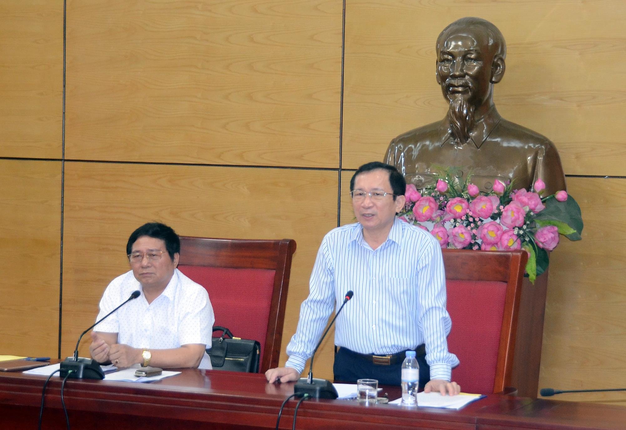 Đồng chí Đinh Viết Hồng, Phó Chủ tịch UBND tỉnh chủ trì hội nghị. Ảnh: Thành Chung
