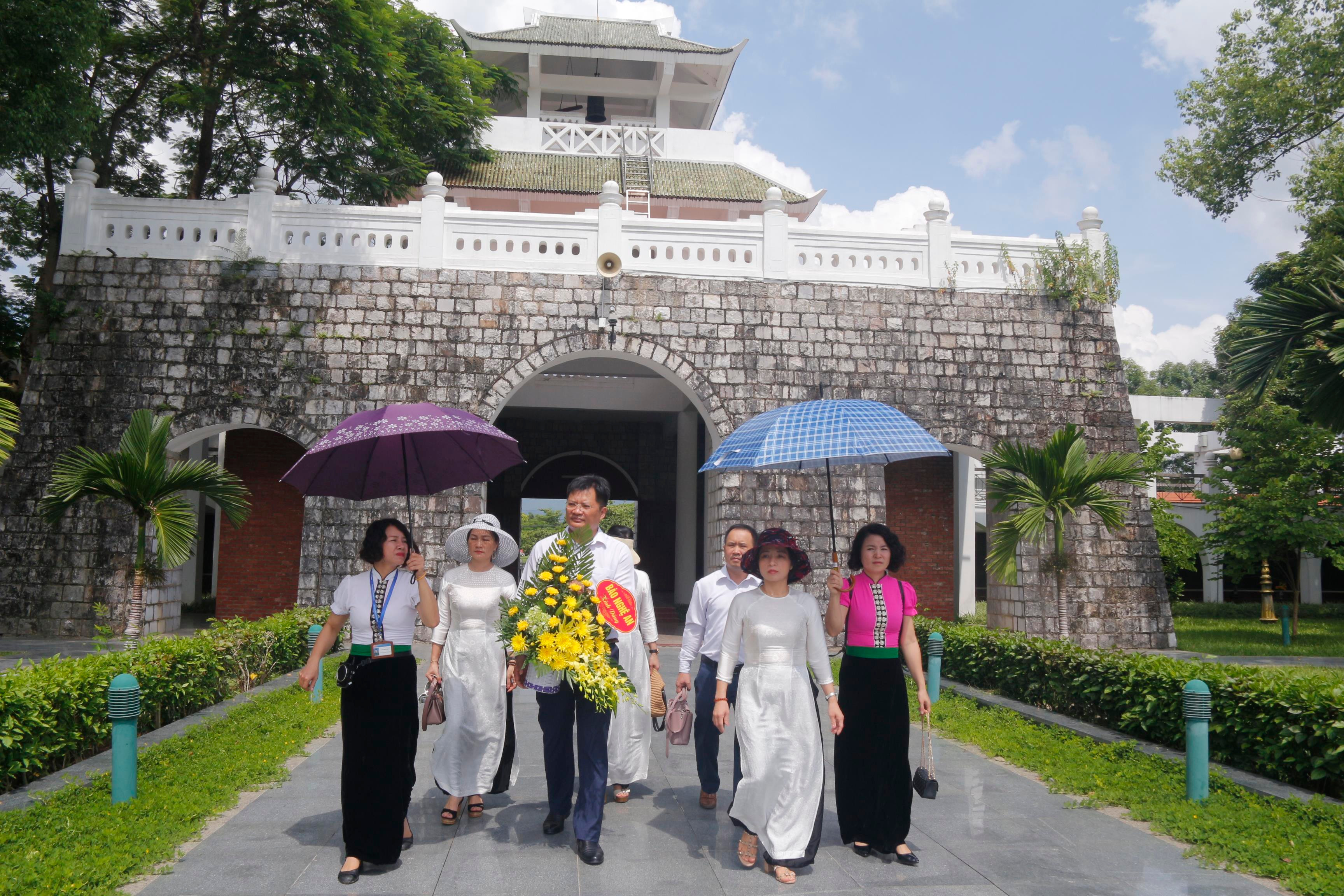 Hướng tới kỷ niệm 72 năm Ngày Thương binh – Liệt sỹ (27/7/1947 – 27/7/2019), ngày 18/7, đoàn Báo Nghệ An do đồng chí Phạm Thị Hồng Toan – Ủy viên Ban Chấp hành Đảng bộ tỉnh, Tổng Biên Tập Báo Nghệ An đã đến dâng hương tưởng niệm các anh hùng liệt sỹ tại các nghĩa trang đồi Độc Lập, Nghĩa Trang đồi A1 Điện Biên Phủ. Ảnh: Thanh Nga