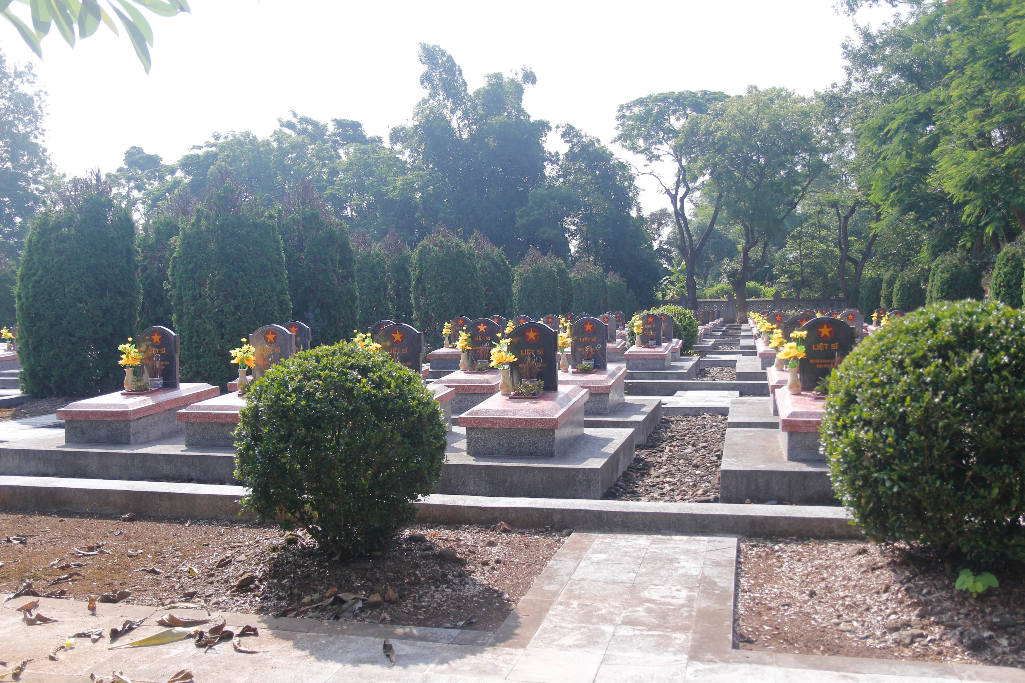 Nghĩa trang Độc lập nơi có 2.432 ngôi mộ được xây dựng năm 1958 trên cứ điểm đồi độc lập. Hầu như các ngôi mộ ở đây đều không có tên, tất cả các liệt sỹ đều tham gia chiến dịch Điện Biên Phủ.