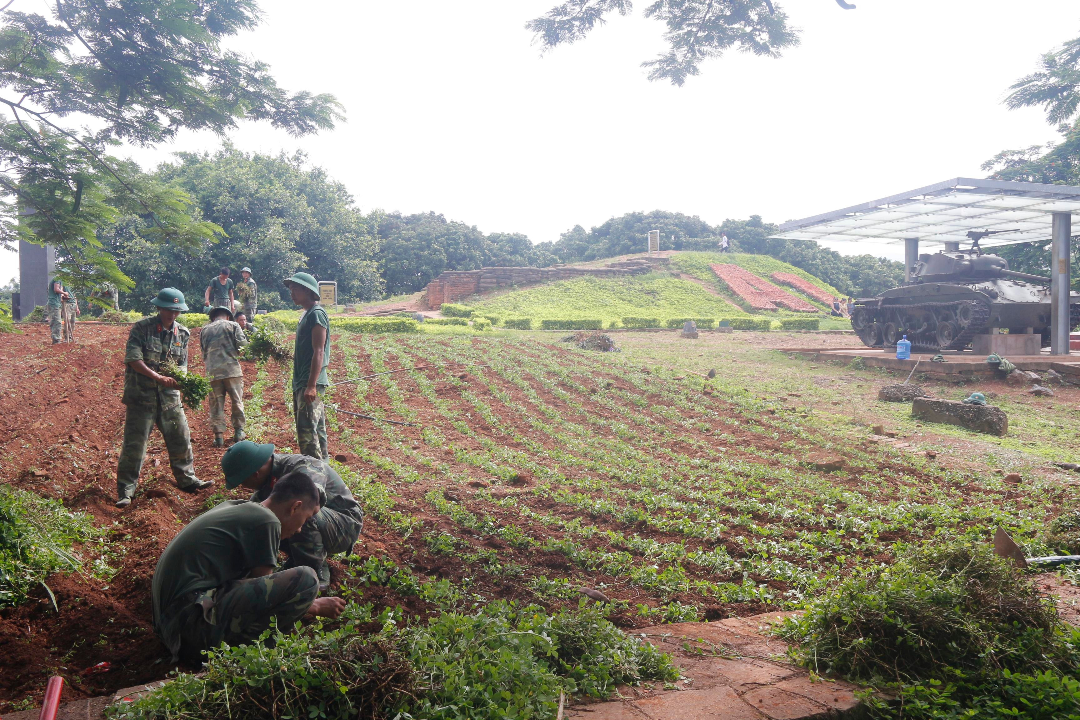 Ngày nay, đến với Điện Biên Phủ, du khách sẽ thấy trên đỉnh Tây Bắc của đồi A1 có đài kỷ niệm được xây theo kiểu “Tam sơn”, ở giữa cao, hai bên thấp và đều có hình mái đầu đạo. Phía trước là lư hương, ở giữa là tấm bia, phù hiệu Quốc kỳ, sao vàng nền tròn đỏ , xung quanh là vòng tương hoa. Ảnh: Thanh Nga