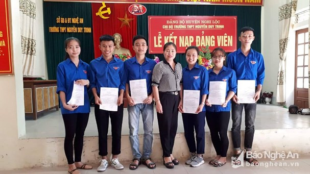 Các học sinh Trường THPT Nguyễn Duy Trinh mới được kết nạp vào hàng ngũ của Đảng. Ảnh Nhật Tuấn