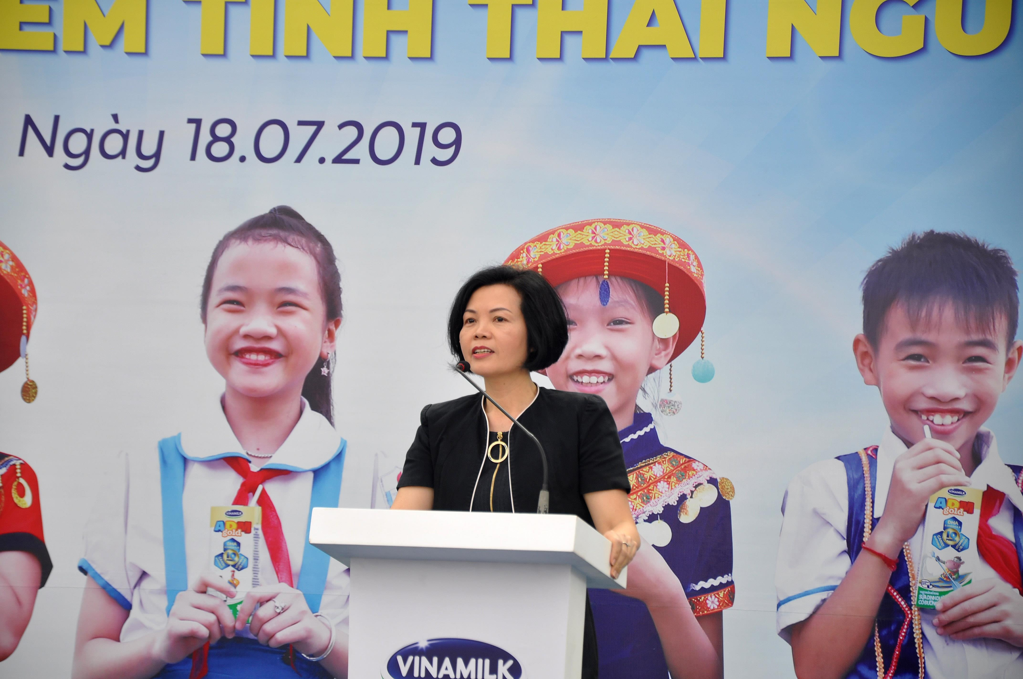 Bà Bùi Thị Hương – Giám đốc điều hành Vinamilk phát biểu tại lễ trao sữa Quỹ vì trẻ em Việt Nam ở Thái Nguyên