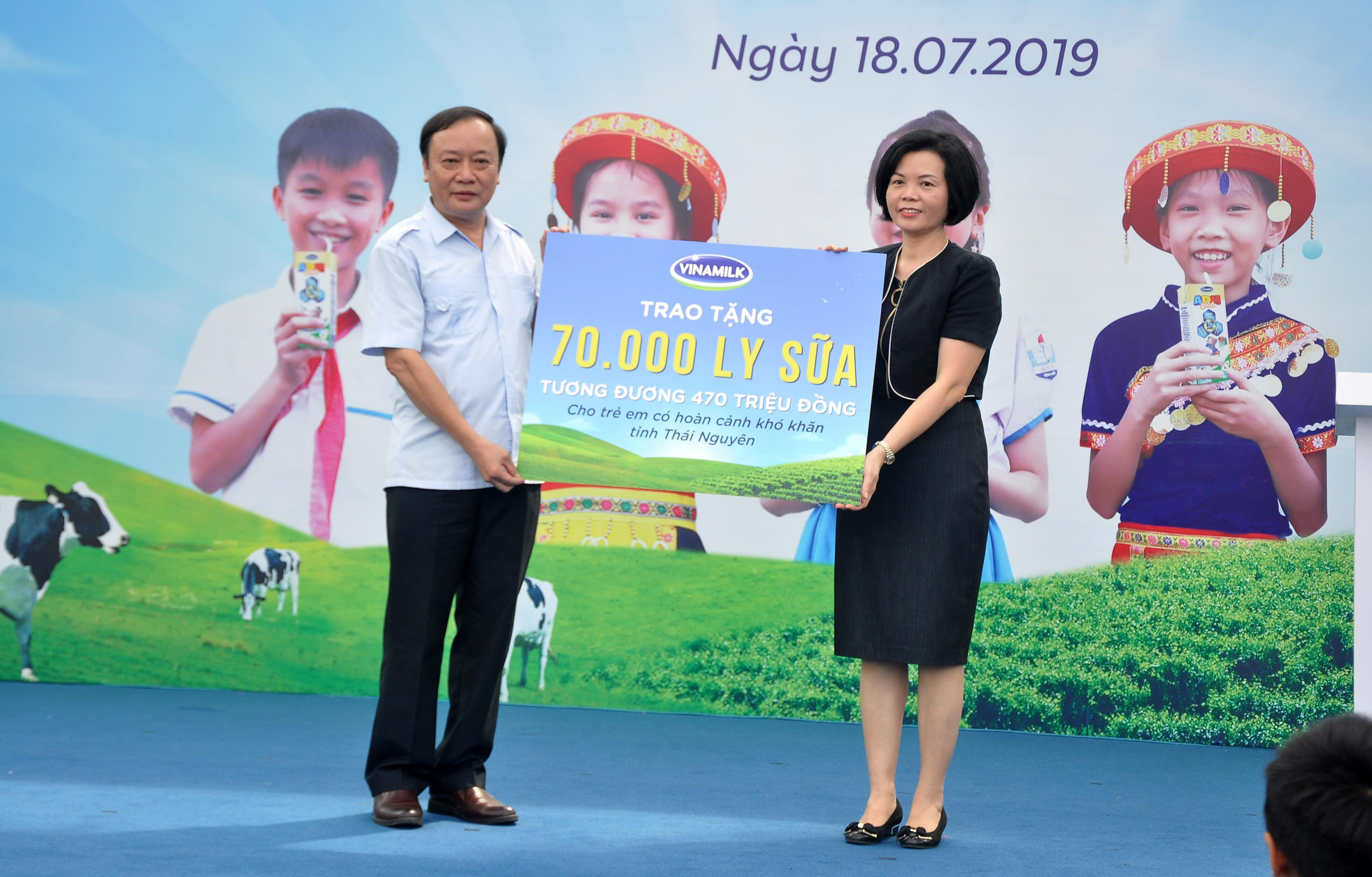 Đại diện Vinamilk trao biển tượng trưng tặng 70.000 ly sữa của chương trình cho tỉnh Thái Nguyên