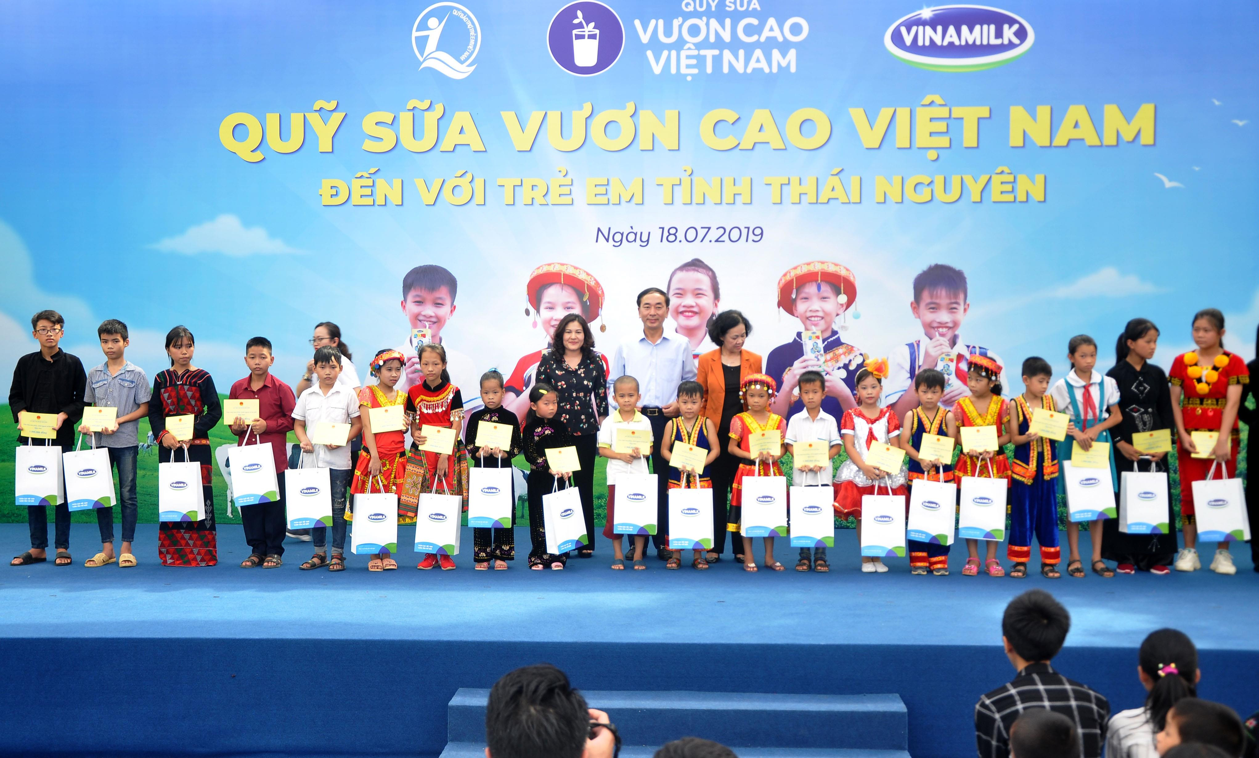 Bà Trương Thị Mai - Ủy viên Bộ Chính trị, Bí Thư Trung ương Đảng, Trưởng Ban Dân vận Trung ương và các đại biểu cùng đại diện Vinamilk trao quà cho các em học sinh có hoàn cảnh khó khăn.