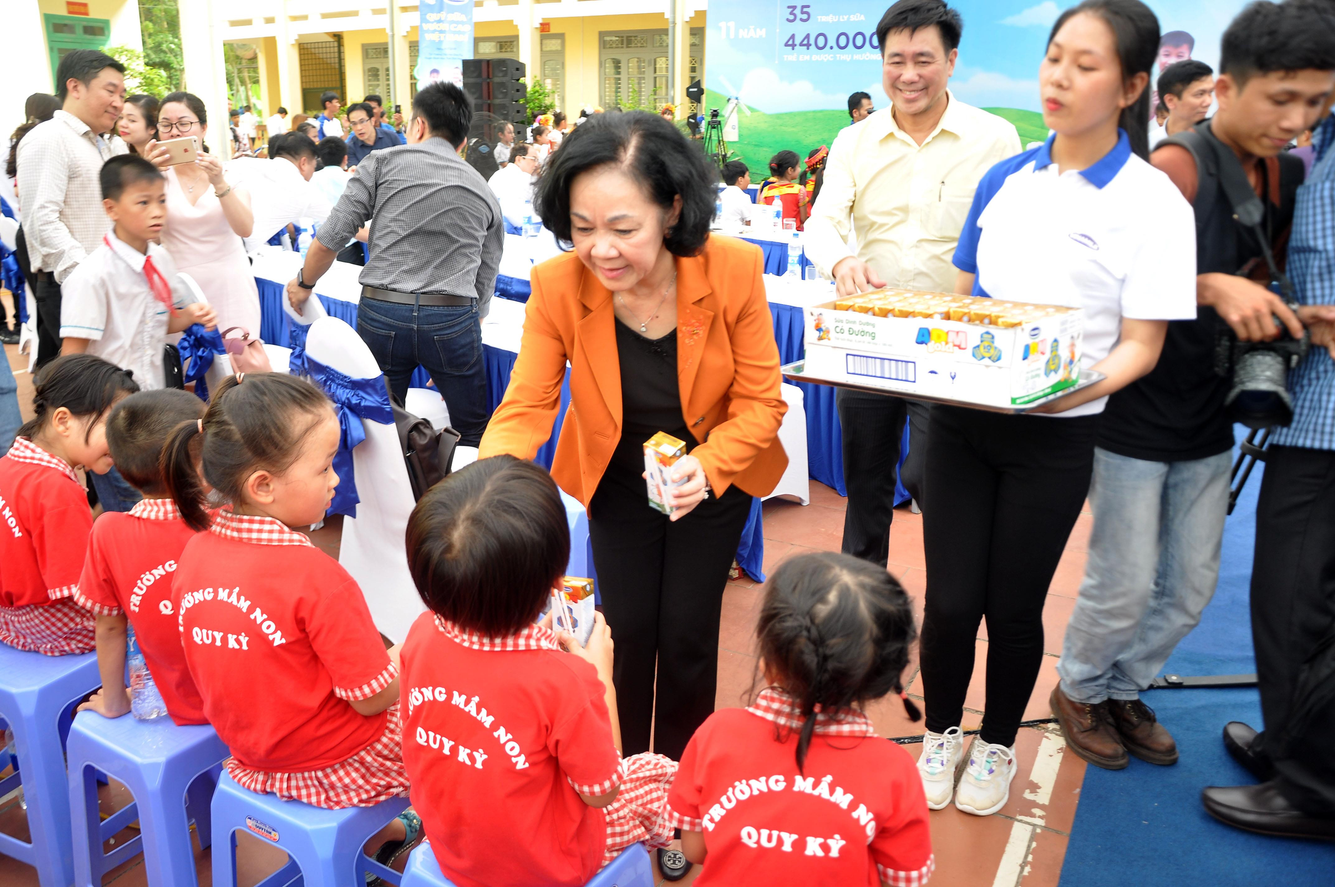 Bà Trương Thị Mai - Ủy viên Bộ Chính trị, Bí Thư Trung ương Đảng, Trưởng Ban Dân vận Trung ương tặng sữa cho các em học sinh đến tham dự chương trình Quỹ sữa Vươn cao Việt Nam